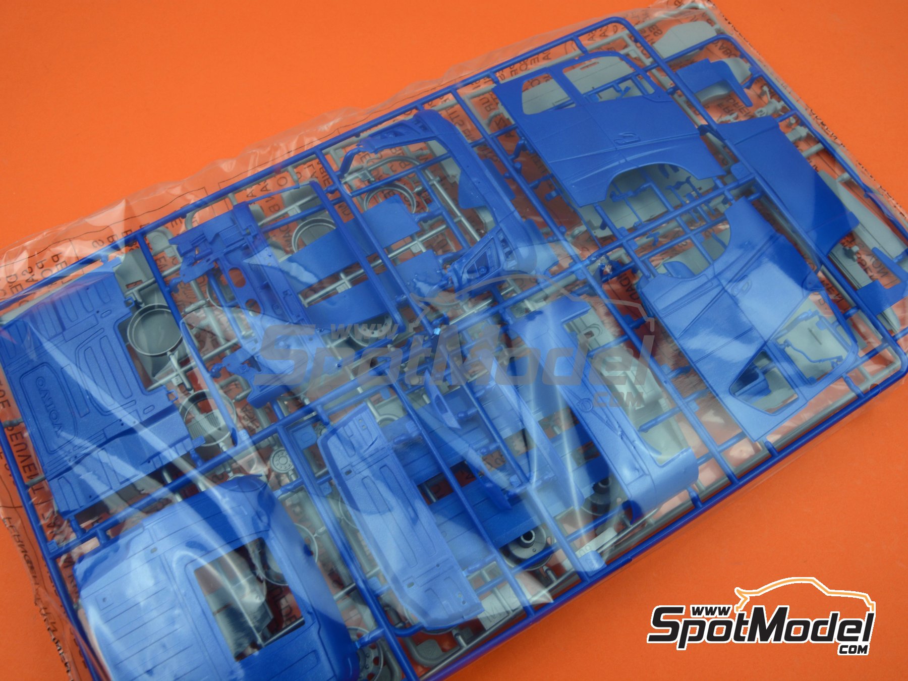 Image 8: Volvo FH4 Globetrotter | Tractor head scale model kit in 1/24 scale manufactured by Italeri (ref.&nbsp;3942, also 8001283039420)