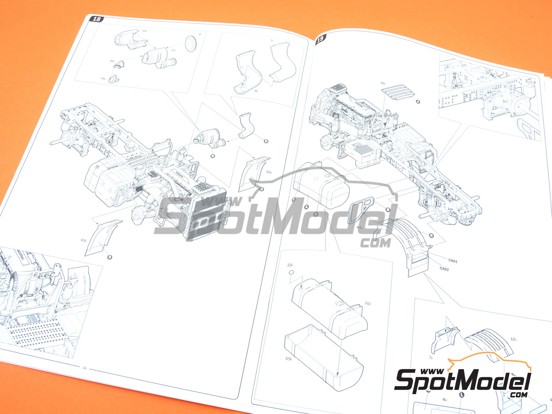 Image 12: Volvo FH4 Globetrotter | Tractor head scale model kit in 1/24 scale manufactured by Italeri (ref.&nbsp;3942, also 8001283039420)