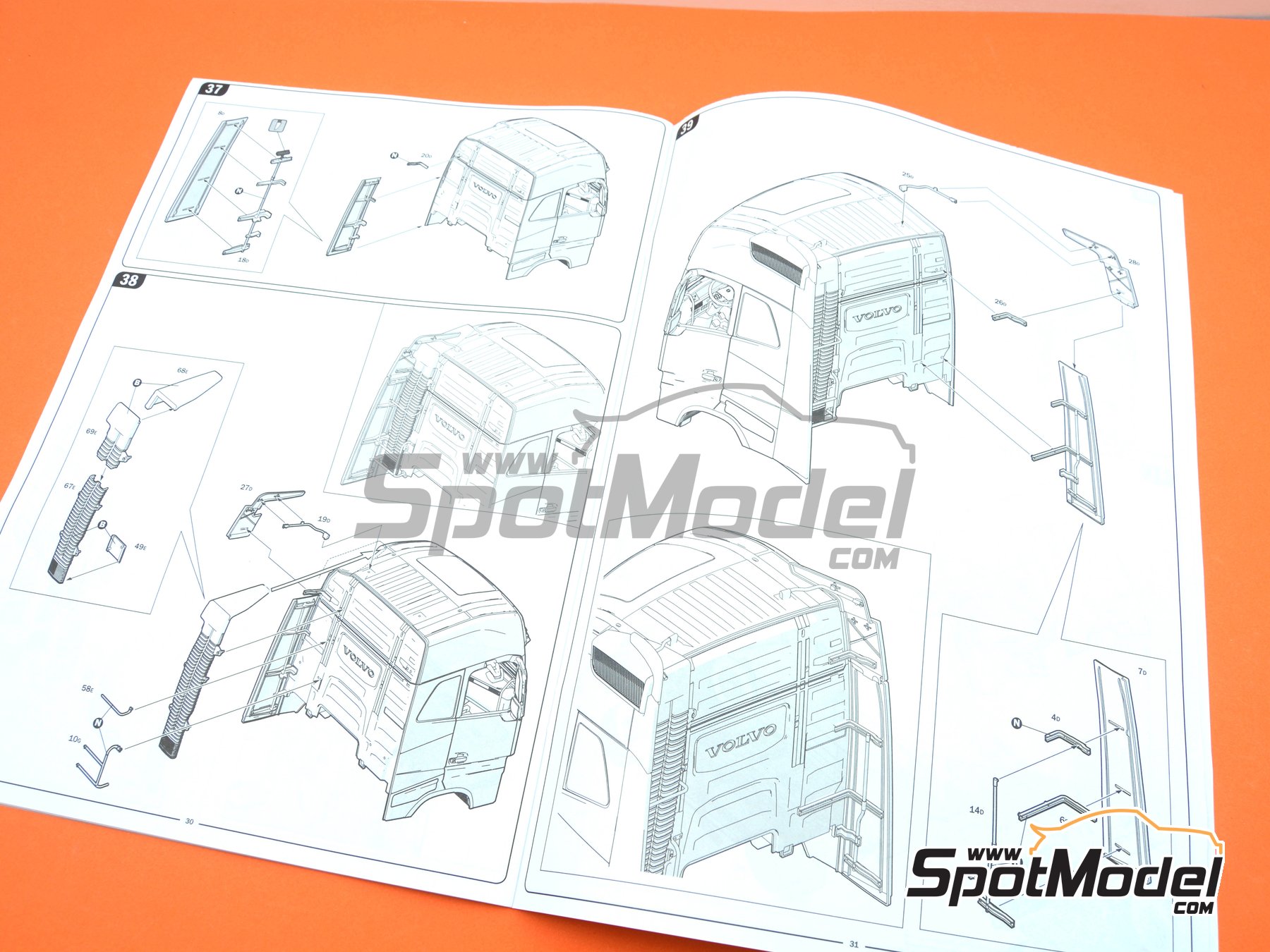Image 14: Volvo FH4 Globetrotter | Tractor head scale model kit in 1/24 scale manufactured by Italeri (ref.&nbsp;3942, also 8001283039420)