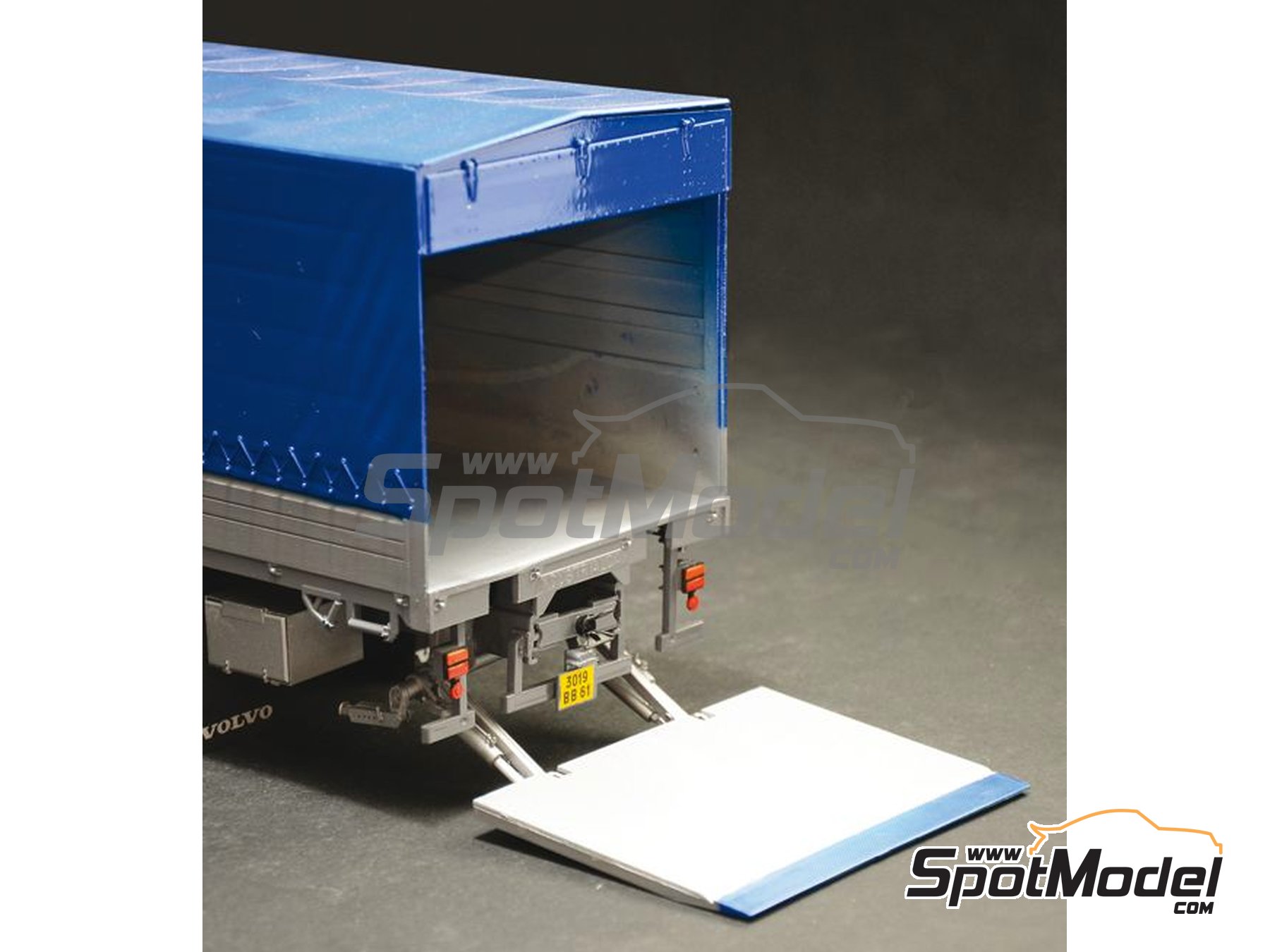 Image 3: Volvo F16 Globetrotter Canvas with elevator | Truck scale model kit in 1/24 scale manufactured by Italeri (ref.&nbsp;3945, also 8001283039451)