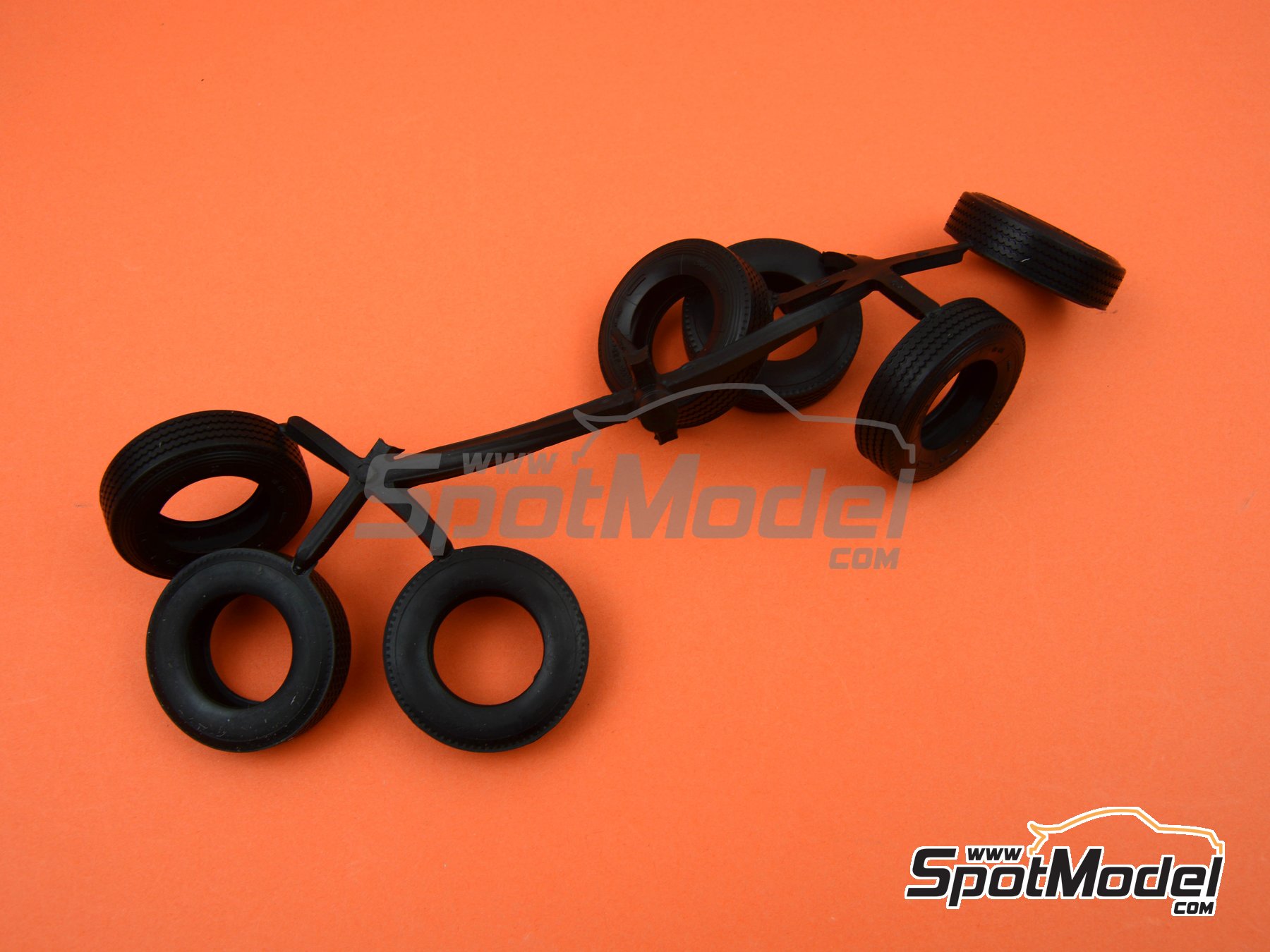 Image 21: Volvo F16 Globetrotter Canvas with elevator | Truck scale model kit in 1/24 scale manufactured by Italeri (ref.&nbsp;3945, also 8001283039451)