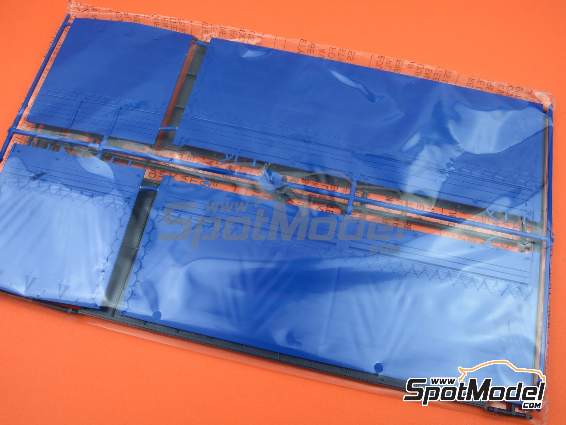 Image 26: Volvo F16 Globetrotter Canvas with elevator | Truck scale model kit in 1/24 scale manufactured by Italeri (ref.&nbsp;3945, also 8001283039451)