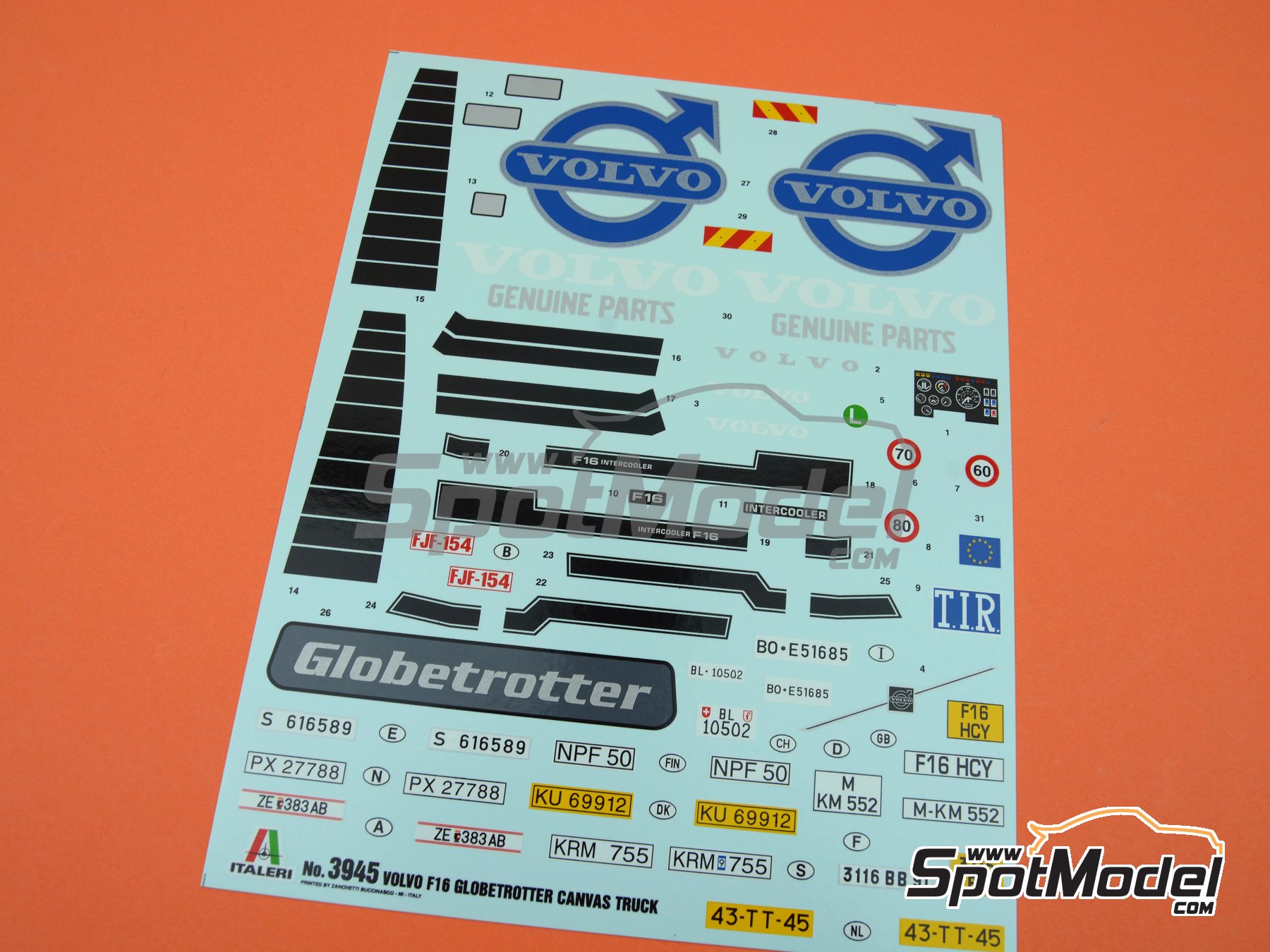 Image 28: Volvo F16 Globetrotter Canvas with elevator | Truck scale model kit in 1/24 scale manufactured by Italeri (ref.&nbsp;3945, also 8001283039451)