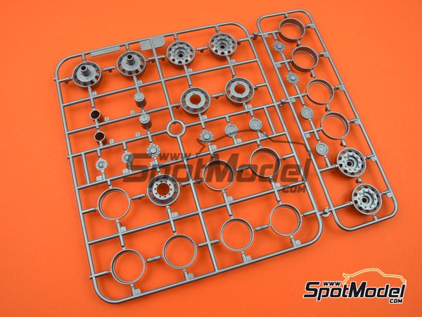 Image 12: Scania R400 Streamline flat roof | Tractor head scale model kit in 1/24 scale manufactured by Italeri (ref.&nbsp;3947, also 8001283039475)