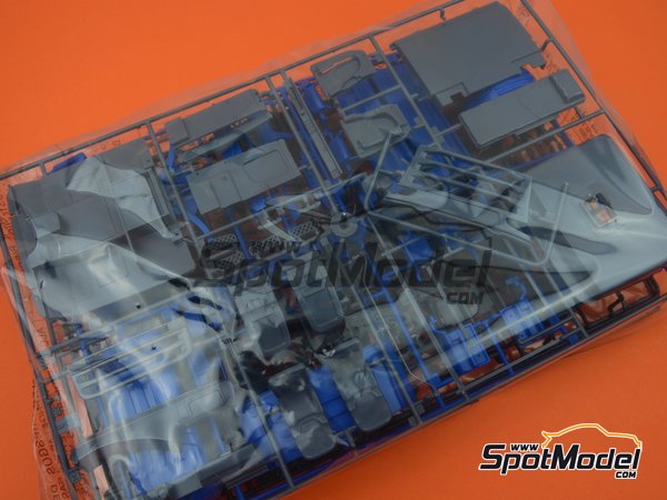 Image 13: Scania R400 Streamline flat roof | Tractor head scale model kit in 1/24 scale manufactured by Italeri (ref.&nbsp;3947, also 8001283039475)