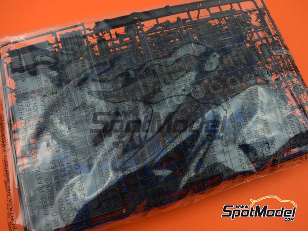 Image 14: Scania R400 Streamline flat roof | Tractor head scale model kit in 1/24 scale manufactured by Italeri (ref.&nbsp;3947, also 8001283039475)