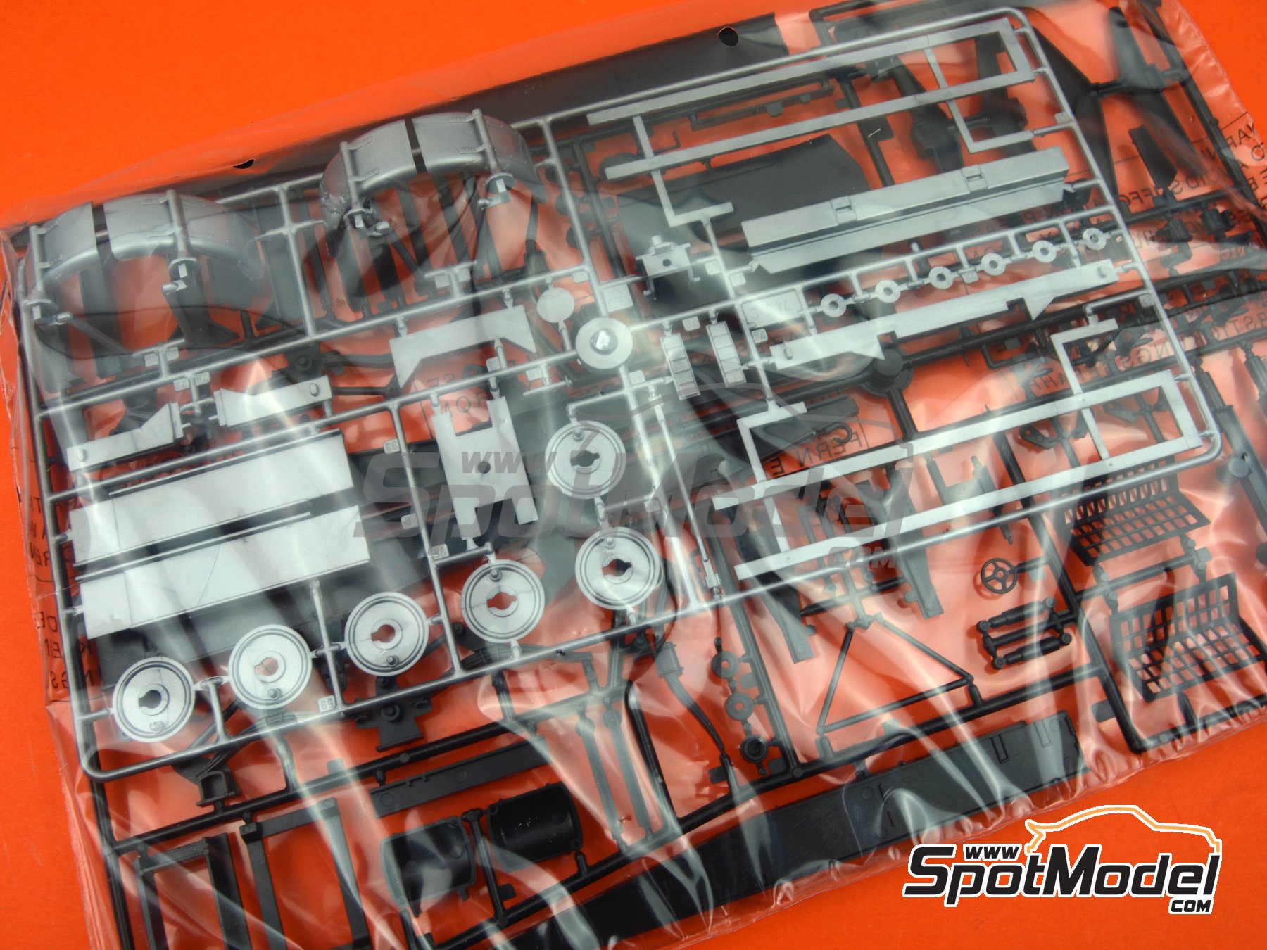 Image 4: 40' Container Trailer | Trailer scale model kit in 1/24 scale manufactured by Italeri (ref.&nbsp;3951, also 8001283039512)