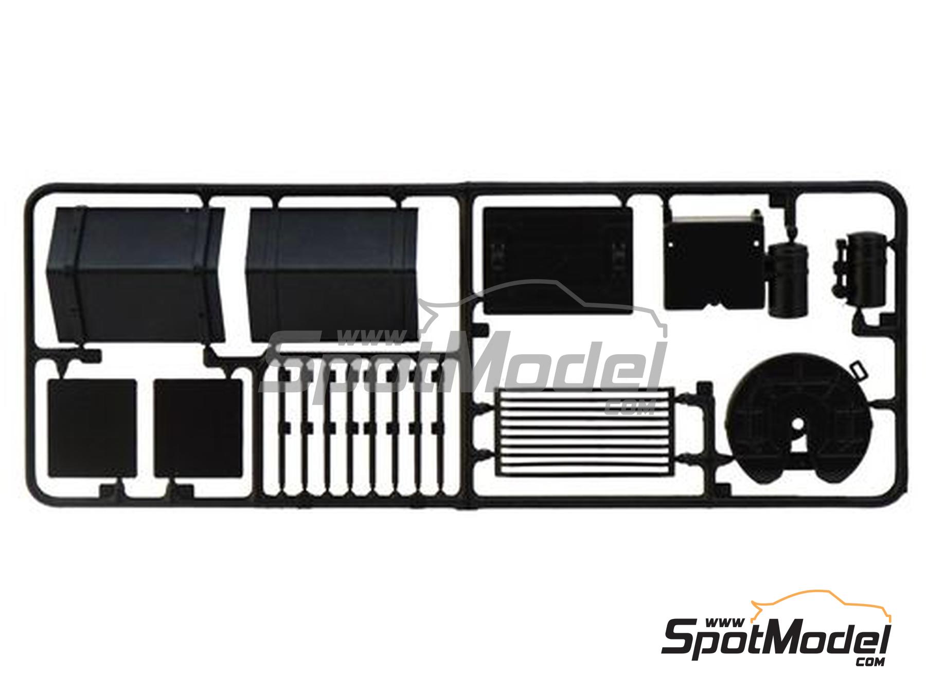 Image 10: Mercedes Benz SK 1844LS V8 | Tractor head scale model kit in 1/24 scale manufactured by Italeri (ref.&nbsp;3956, also 8001283039567)