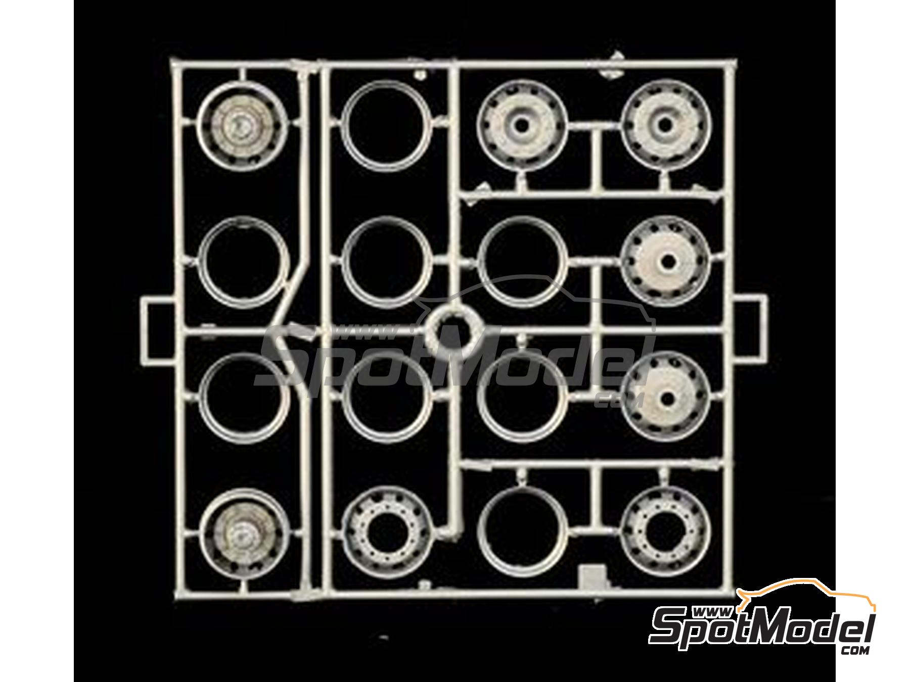 Image 11: Mercedes Benz SK 1844LS V8 | Tractor head scale model kit in 1/24 scale manufactured by Italeri (ref.&nbsp;3956, also 8001283039567)