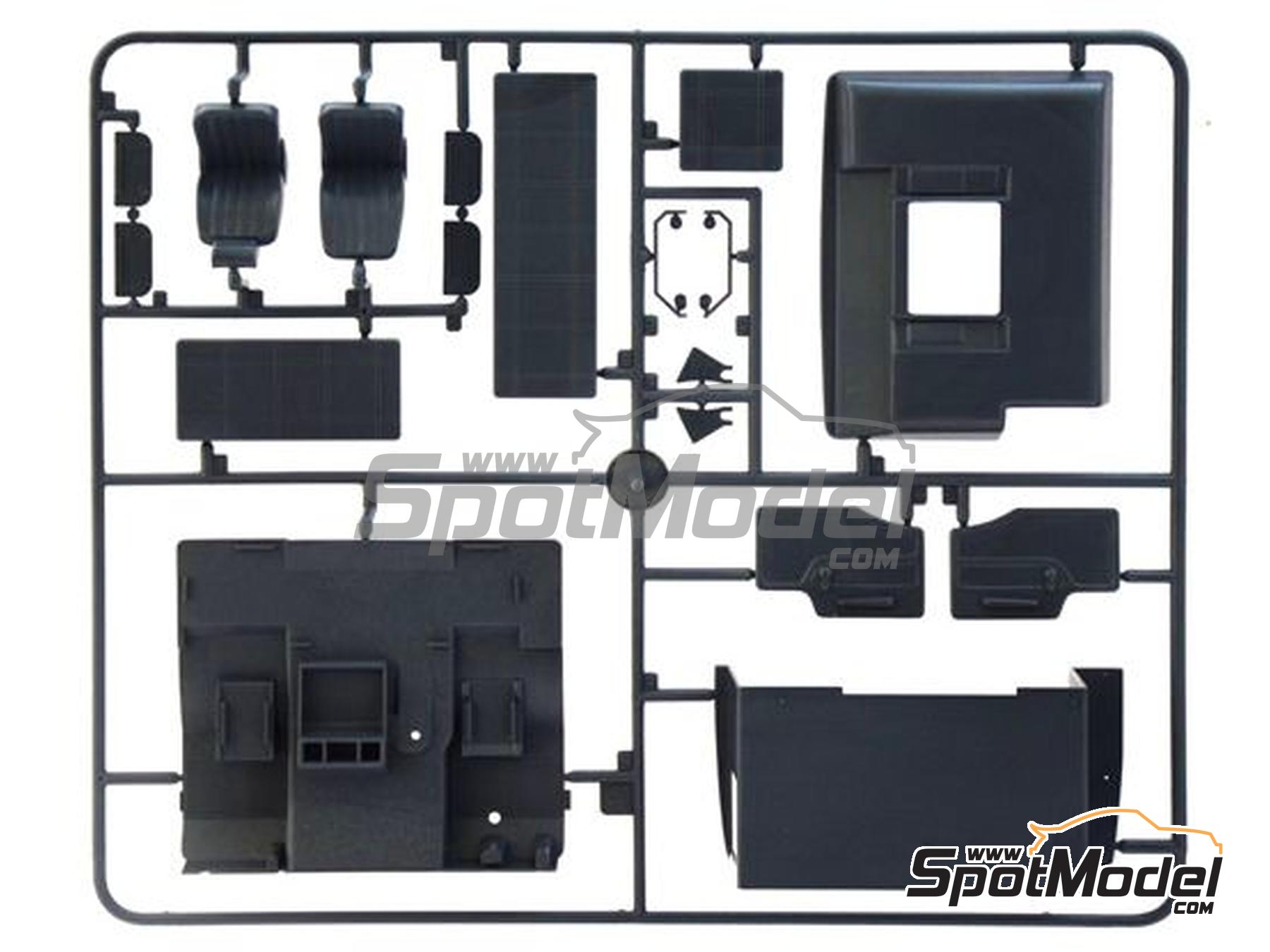 Image 12: Mercedes Benz SK 1844LS V8 | Tractor head scale model kit in 1/24 scale manufactured by Italeri (ref.&nbsp;3956, also 8001283039567)