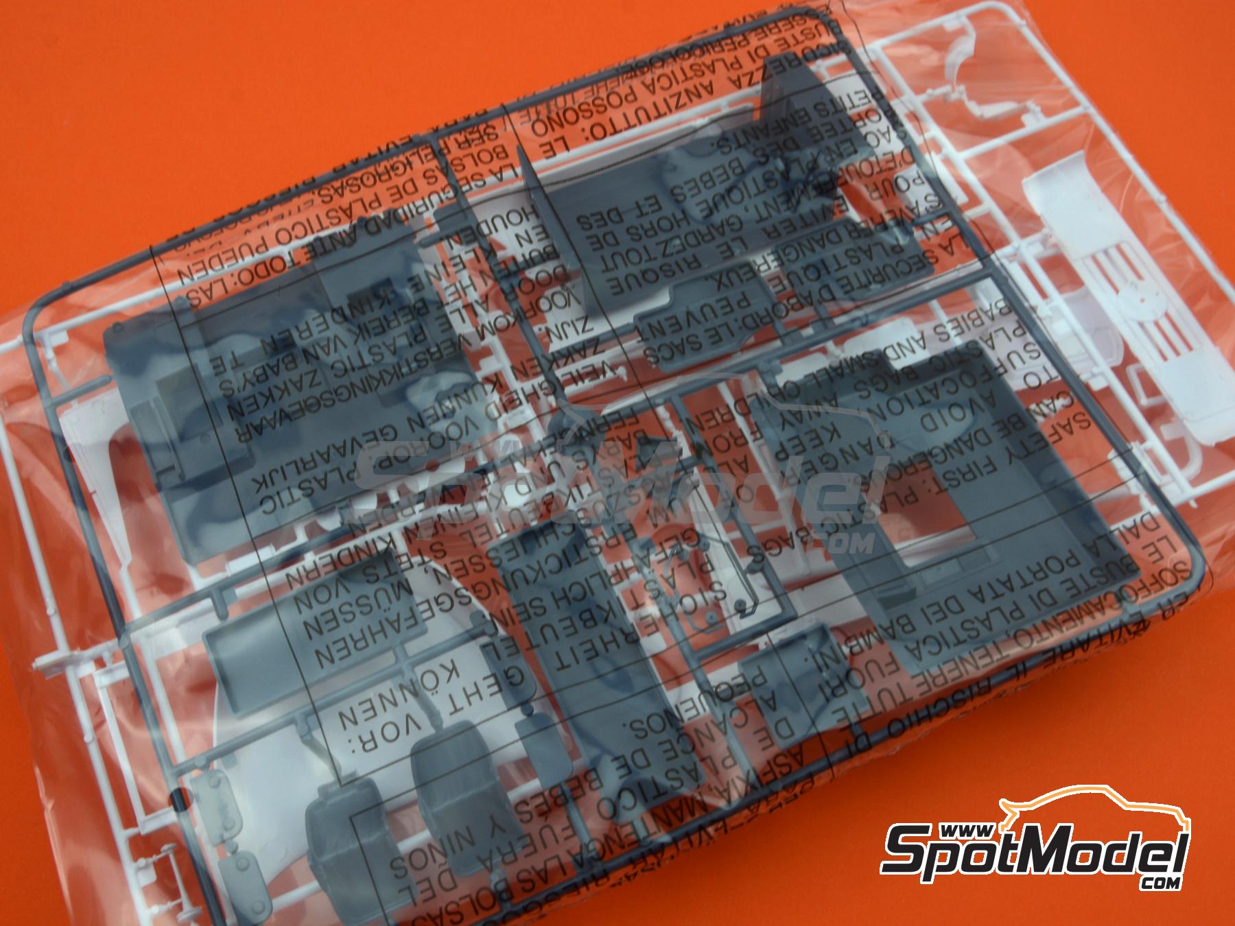 Image 20: Mercedes Benz SK 1844LS V8 | Tractor head scale model kit in 1/24 scale manufactured by Italeri (ref.&nbsp;3956, also 8001283039567)