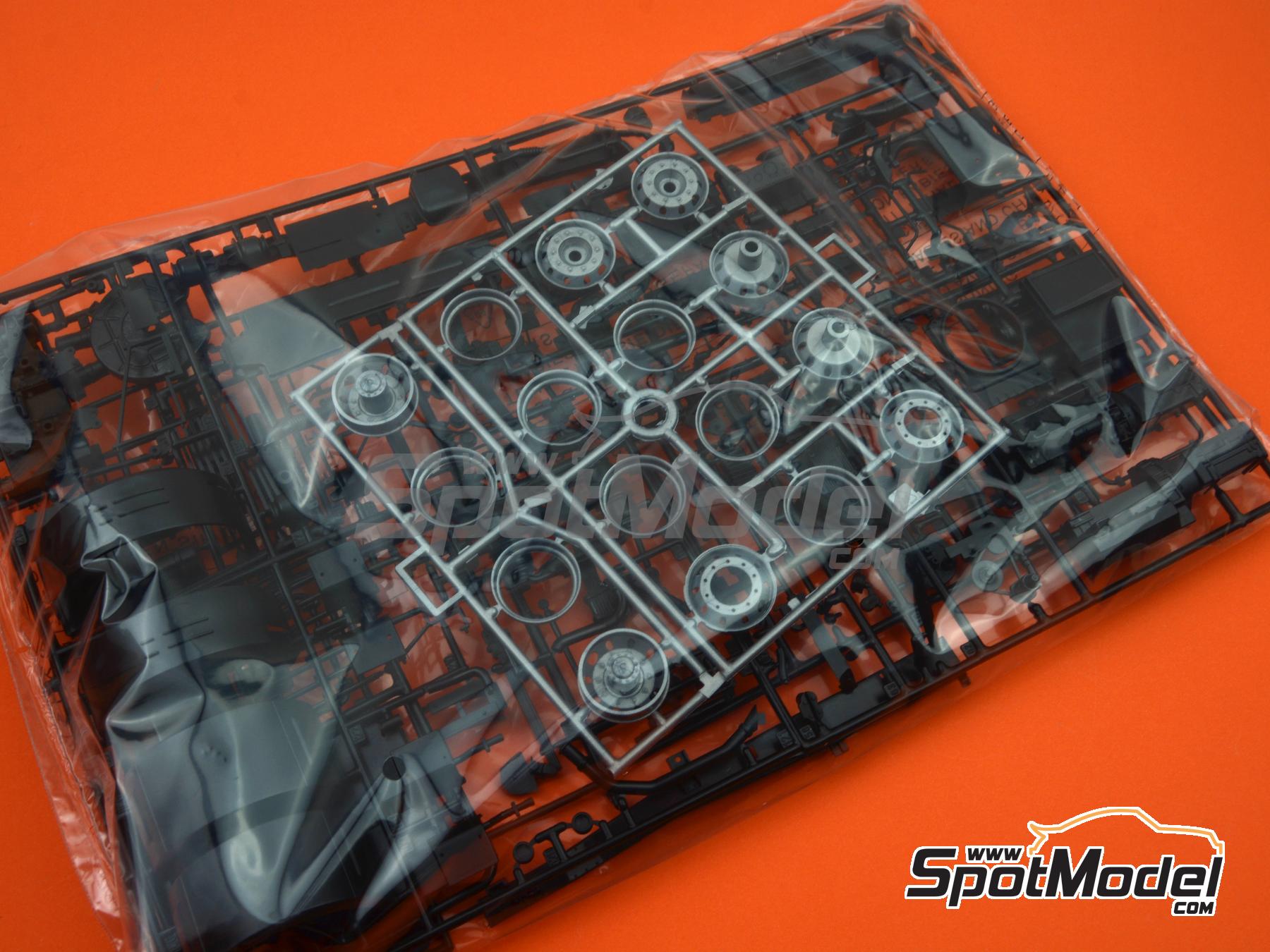 Image 24: Mercedes Benz SK 1844LS V8 | Tractor head scale model kit in 1/24 scale manufactured by Italeri (ref.&nbsp;3956, also 8001283039567)