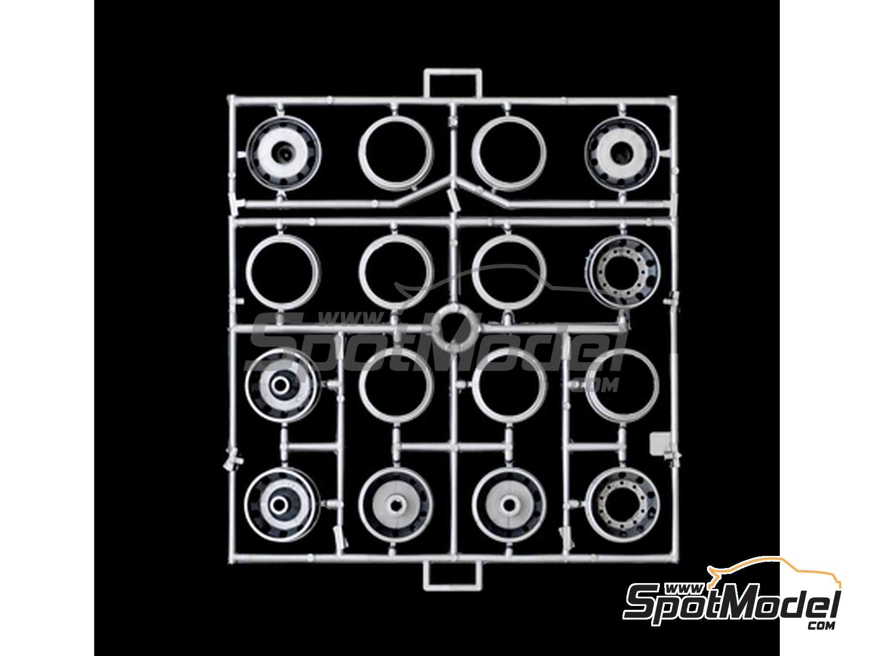 Image 10: Iveco Turbostart reefer truck | Rigid truck scale model kit in 1/24 scale manufactured by Italeri (ref.&nbsp;3964)