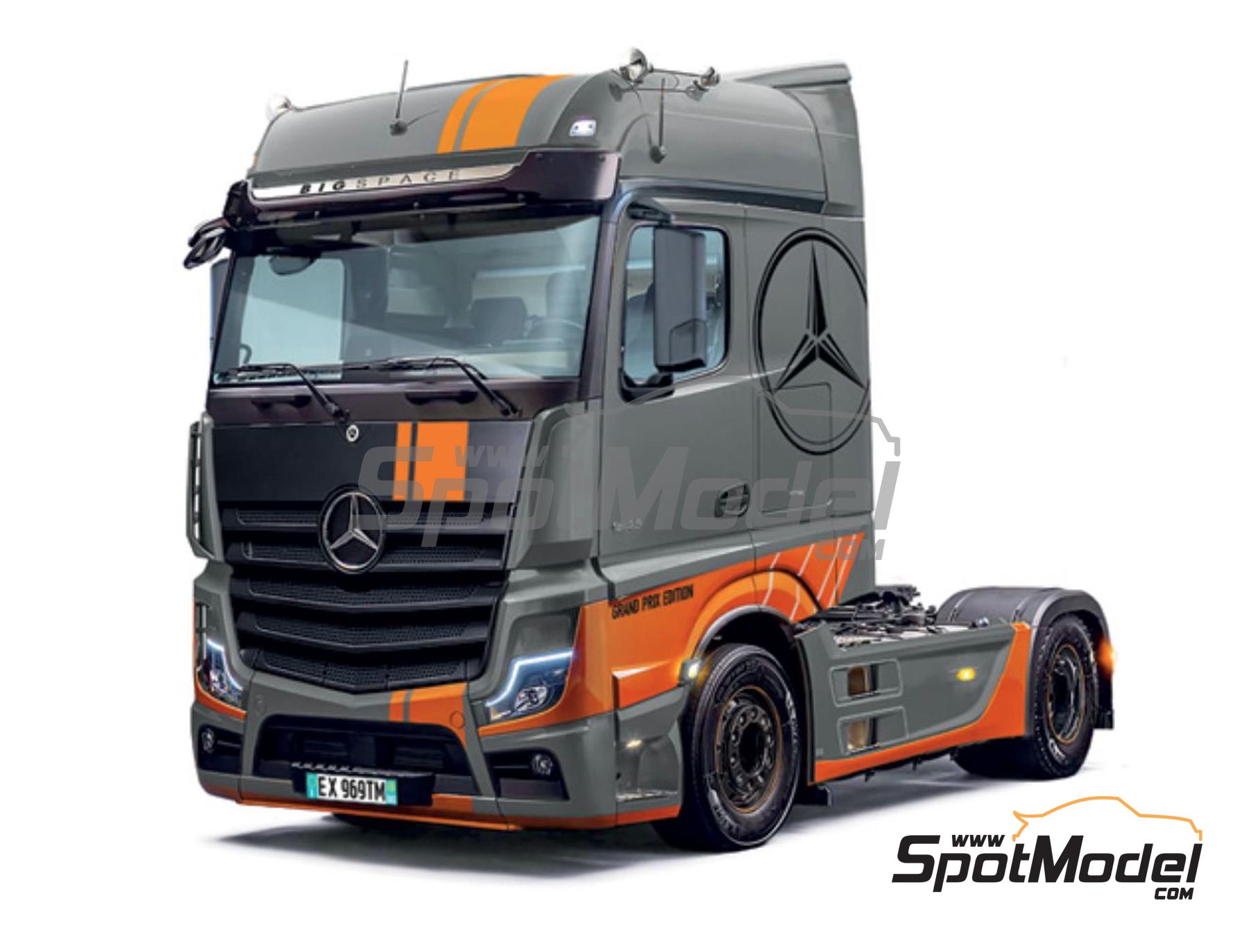 Image 1: Mercedes Benz Actros MP4 Big Space Edición Gran Premio | Maqueta de cabeza tractora en escala 1/24 fabricado por Italeri (ref. 3968, tambien 8001283039680)