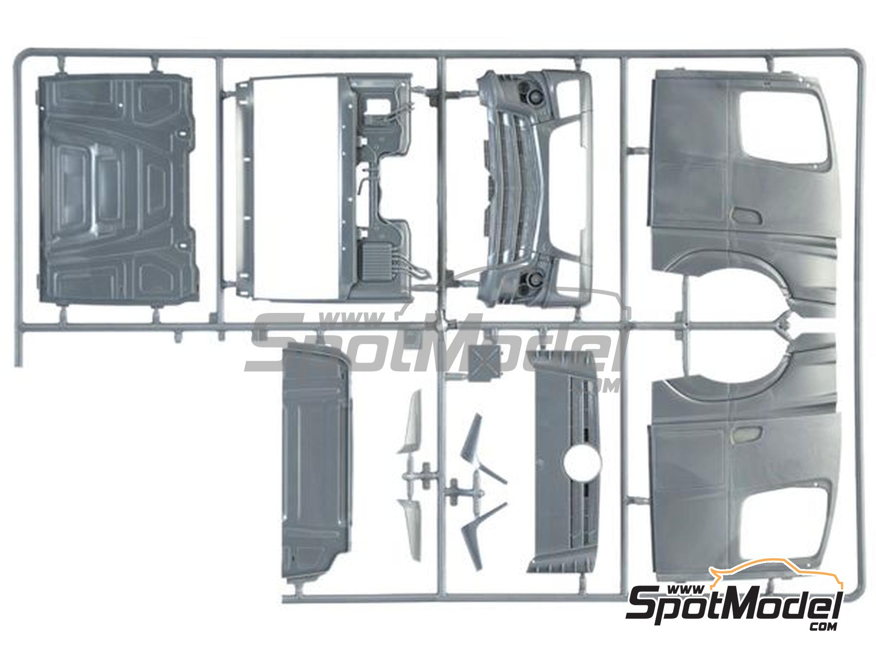 Image 10: Mercedes Benz Actros MP4 Big Space Edición Gran Premio | Maqueta de cabeza tractora en escala 1/24 fabricado por Italeri (ref. 3968, tambien 8001283039680)