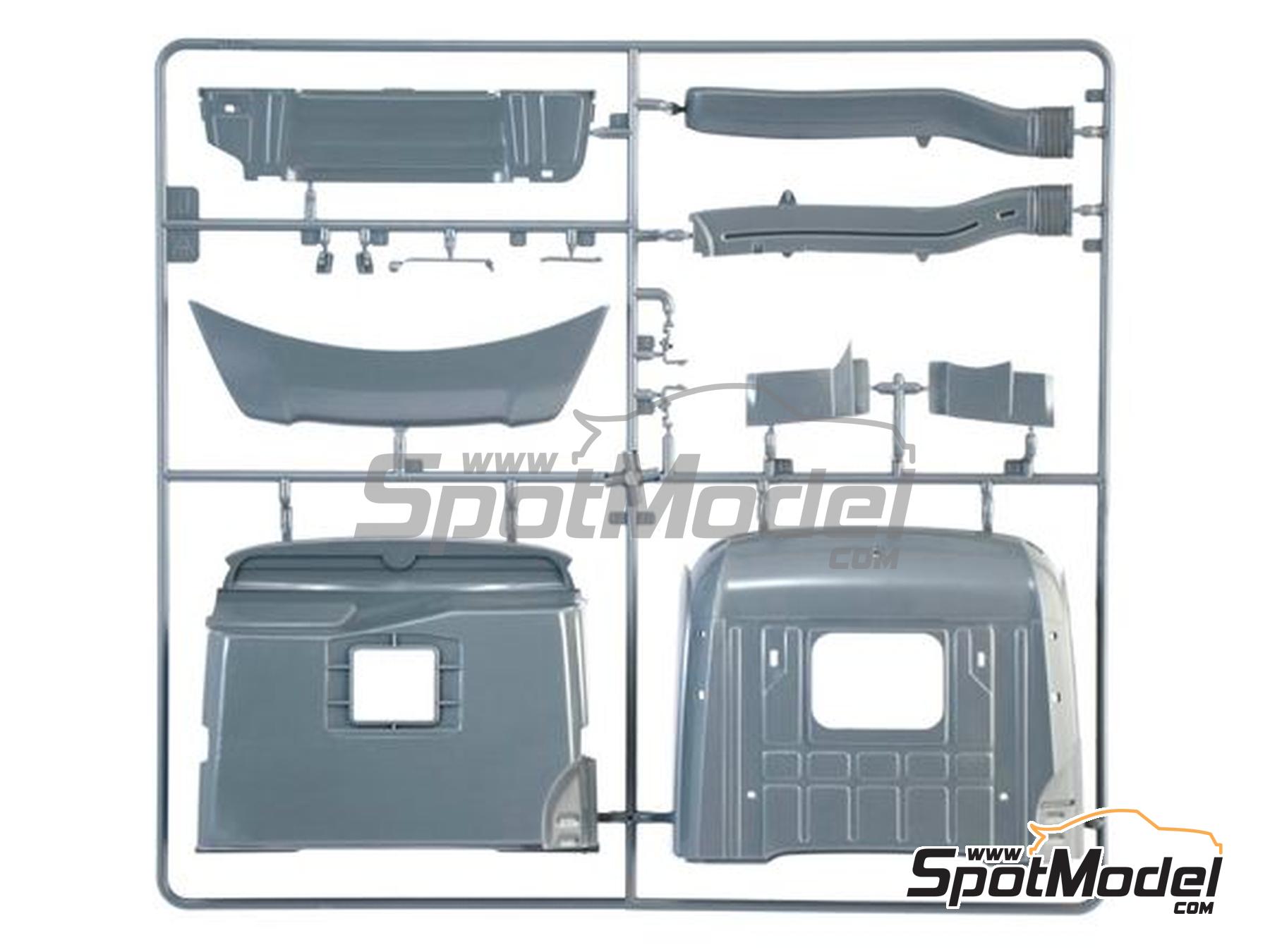 Image 13: Mercedes Benz Actros MP4 Big Space Edición Gran Premio | Maqueta de cabeza tractora en escala 1/24 fabricado por Italeri (ref. 3968, tambien 8001283039680)