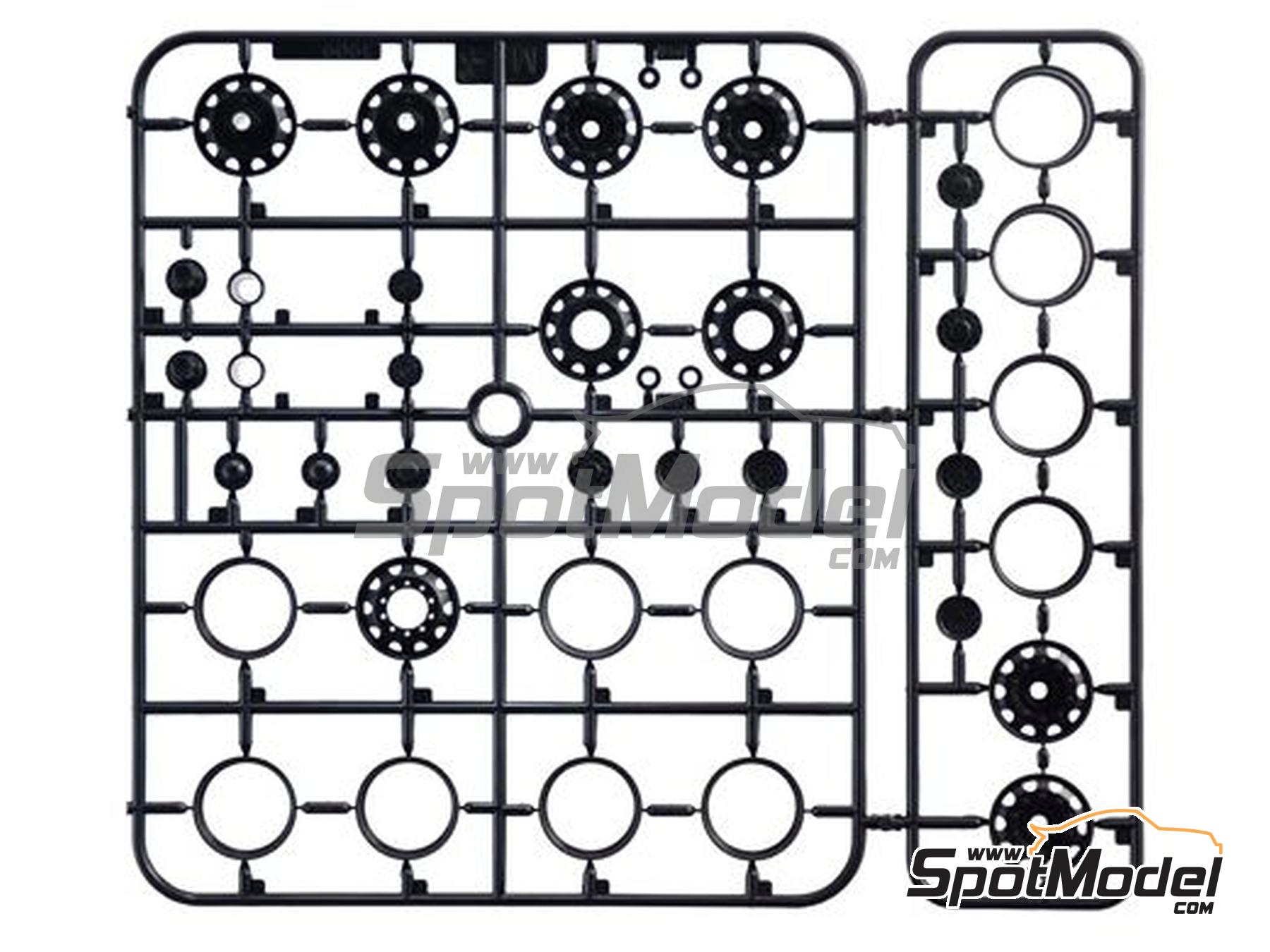 Image 14: Mercedes Benz Actros MP4 Big Space Edición Gran Premio | Maqueta de cabeza tractora en escala 1/24 fabricado por Italeri (ref. 3968, tambien 8001283039680)
