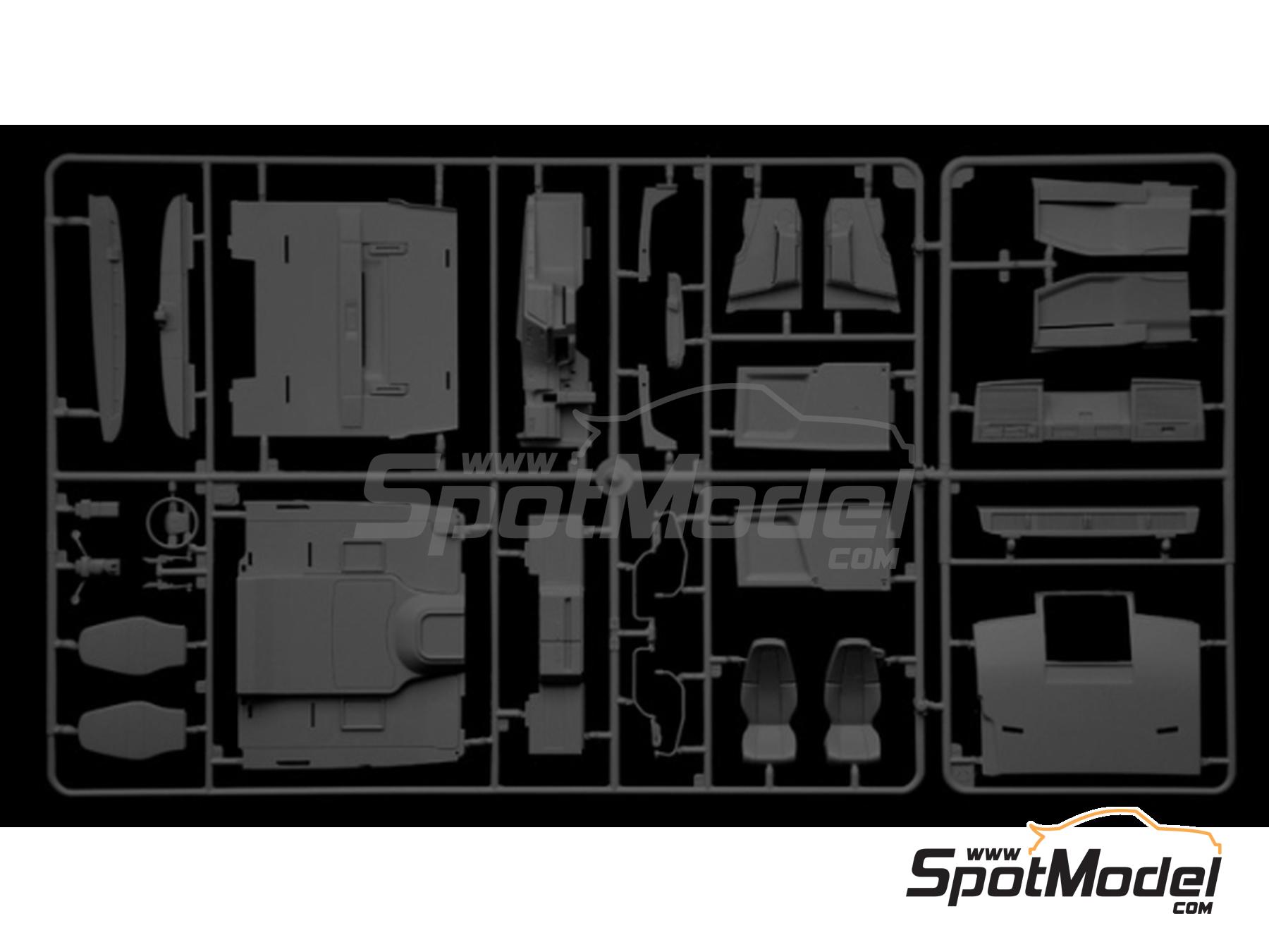 Image 9: Volvo FH16 750 Medium Roof | Tractor head scale model kit in 1/24 scale manufactured by Italeri (ref.&nbsp;3970)