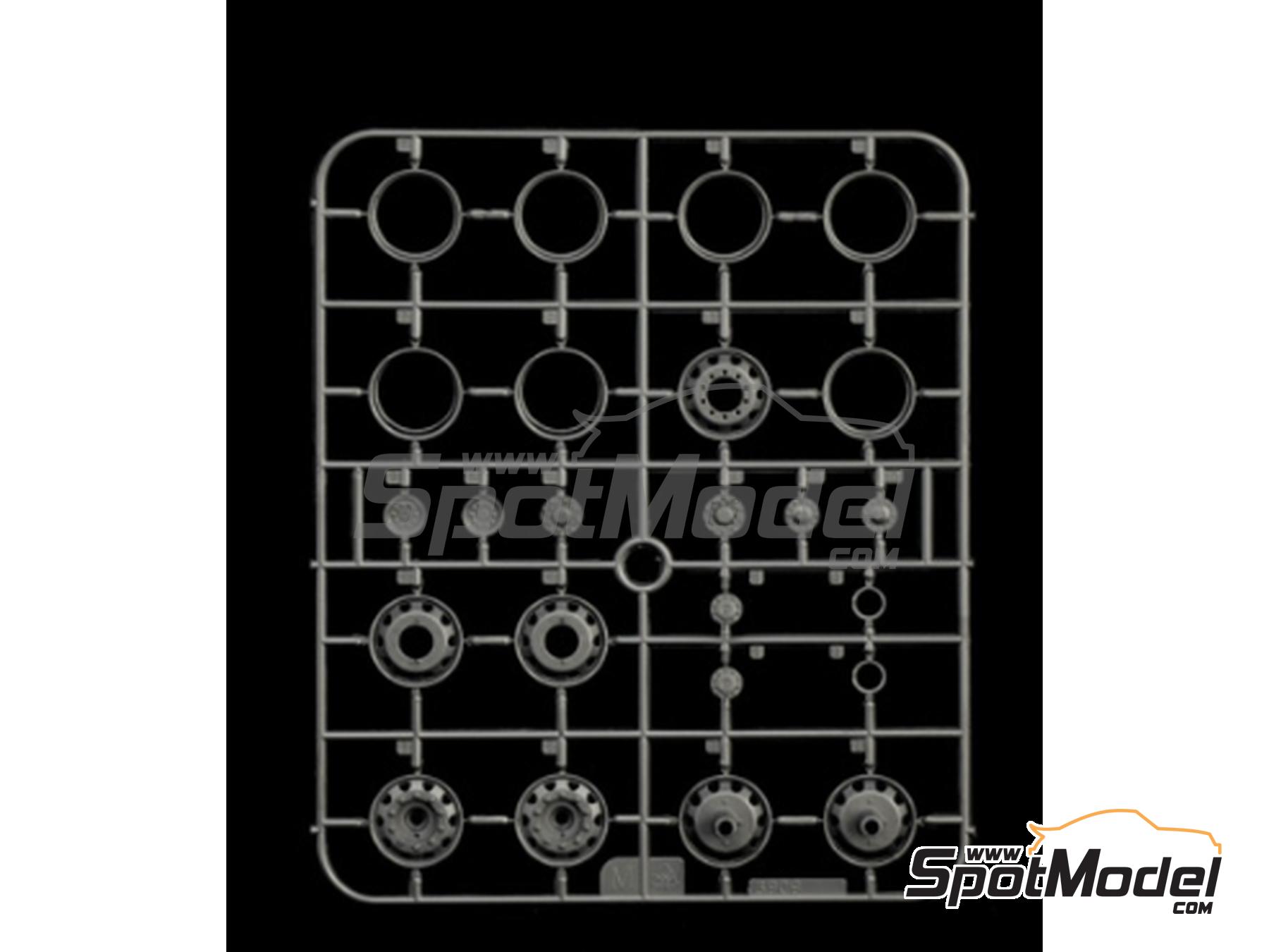 Image 15: Volvo FH16 750 Medium Roof | Tractor head scale model kit in 1/24 scale manufactured by Italeri (ref.&nbsp;3970)