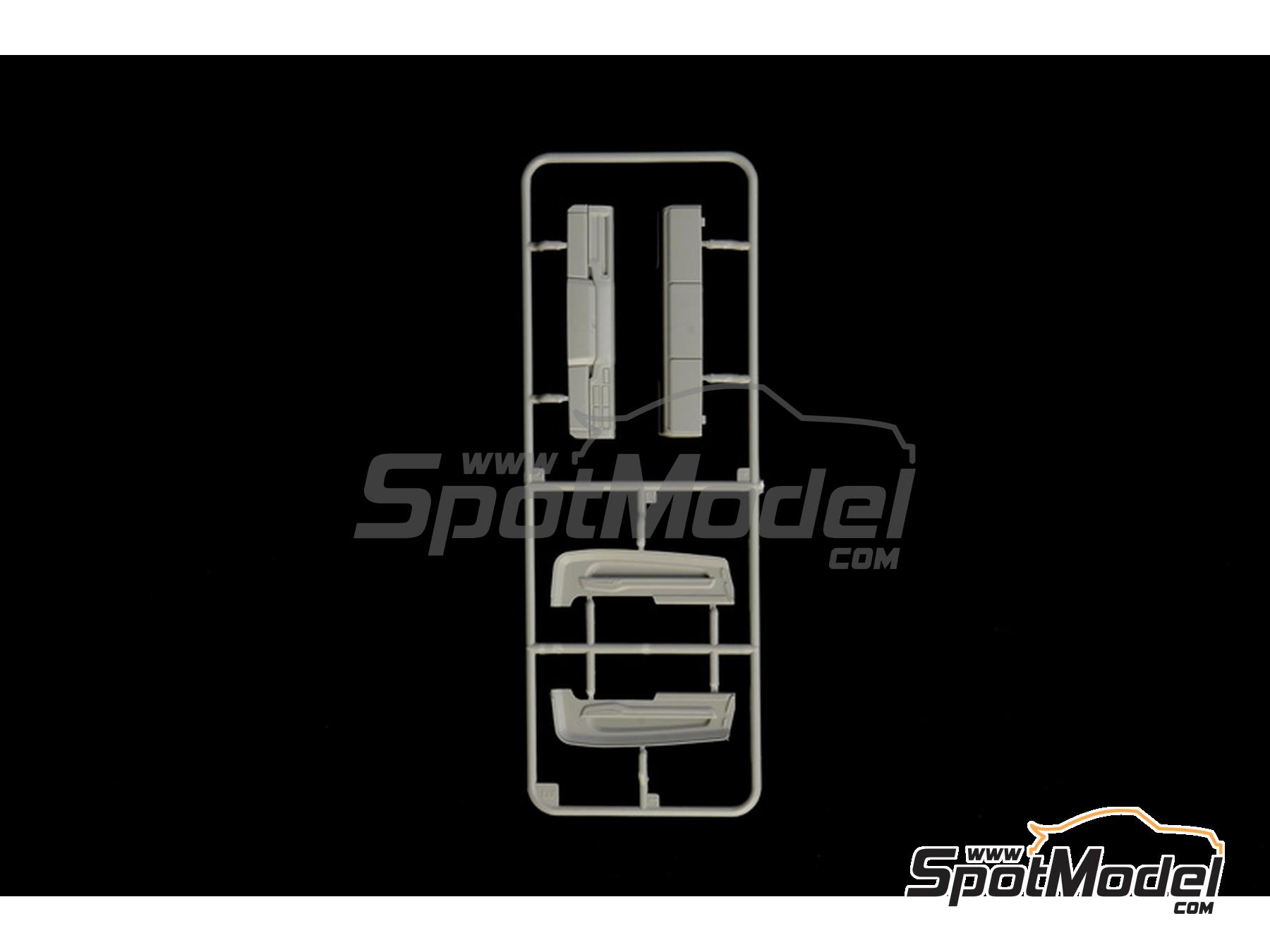 Image 15: Scania S770 Techo Normal 4x2 Cabina Gris | Maqueta de cabeza tractora en escala&nbsp;1/24 fabricado por Italeri (ref.&nbsp;3971, tambien 8001283039710)