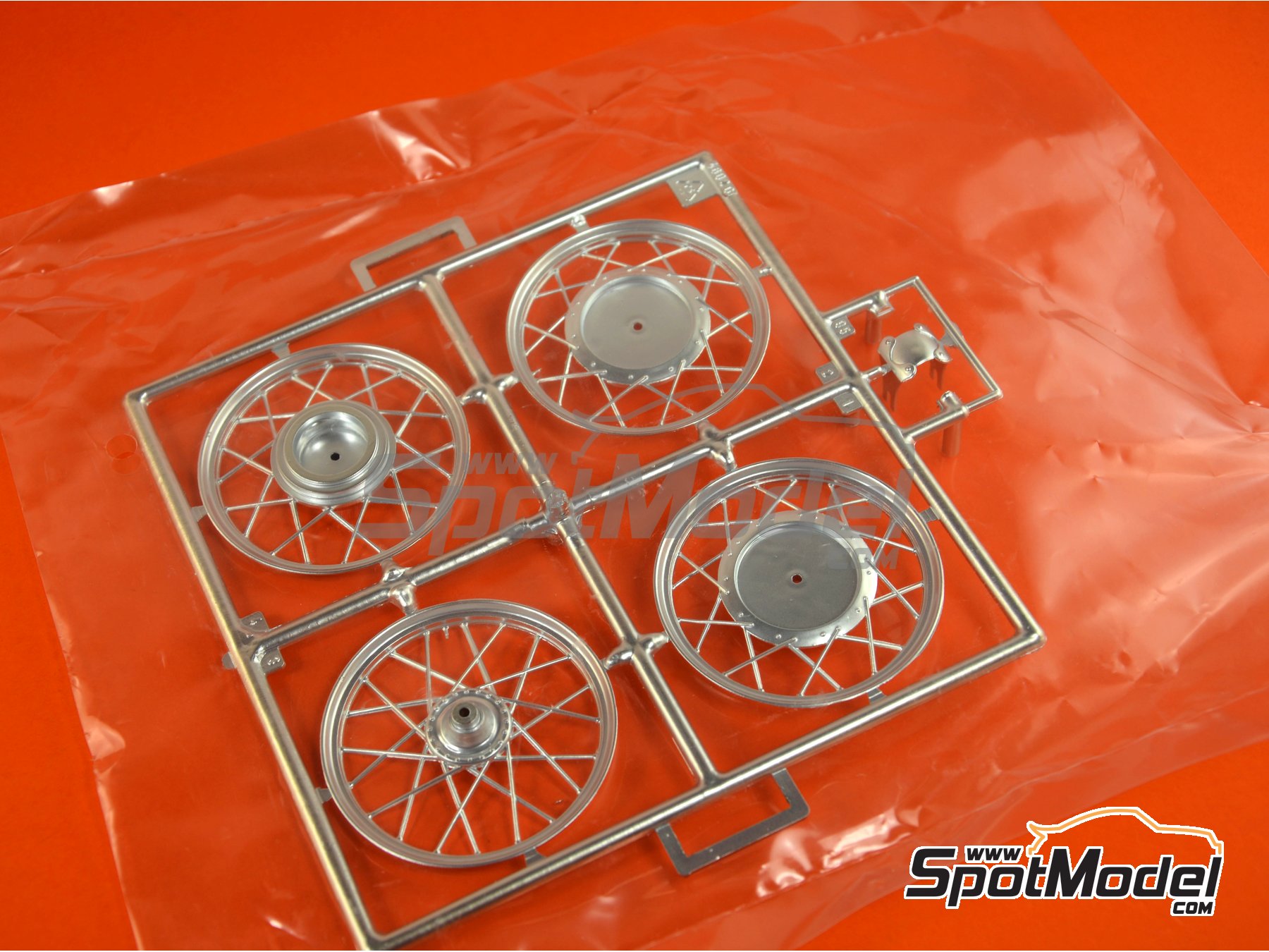 Italeri Model bike kit 1/9 scale Norton Manx 500cc Geoff Duke (GB