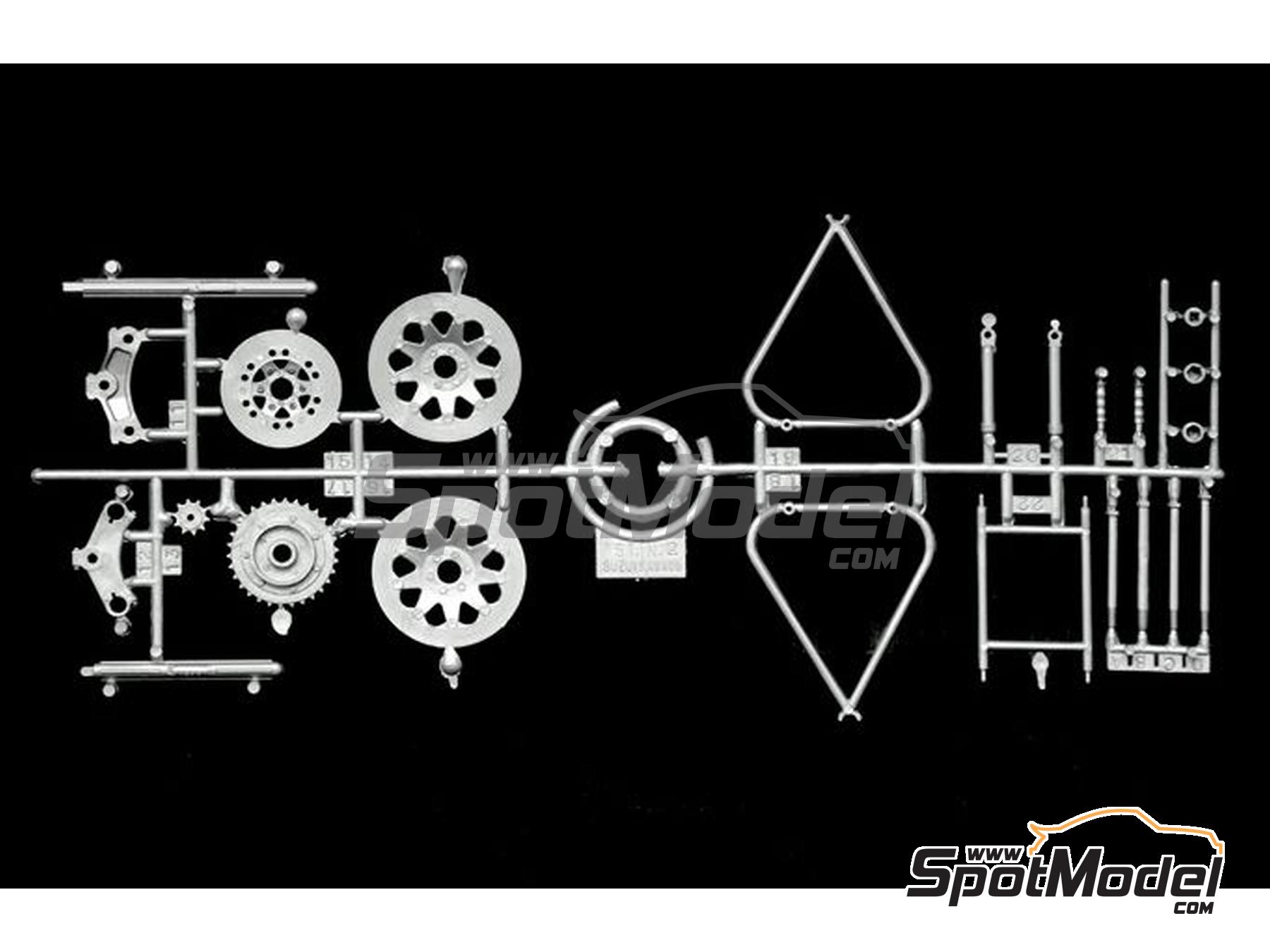 Image 7: Suzuki RG500 XR27 Equipo Heron patrocinado por Forward Trust - Campeonato del Mundo de Motociclismo 1978 | Maqueta de moto en escala&nbsp;1/9 fabricado por Italeri (ref.&nbsp;4644, tambien 8001283046442 y 4644S)