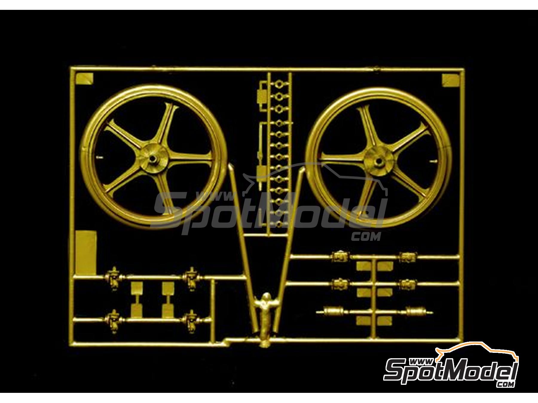 Image 10: Suzuki RG500 XR27 Equipo Heron patrocinado por Forward Trust - Campeonato del Mundo de Motociclismo 1978 | Maqueta de moto en escala&nbsp;1/9 fabricado por Italeri (ref.&nbsp;4644, tambien 8001283046442 y 4644S)
