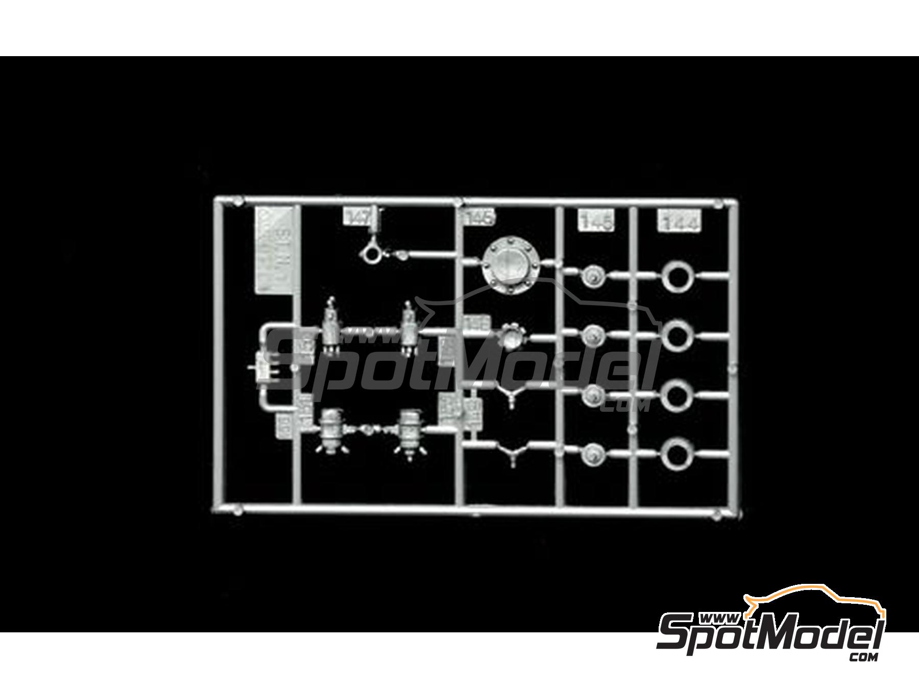 Image 12: Suzuki RG500 XR27 Equipo Heron patrocinado por Forward Trust - Campeonato del Mundo de Motociclismo 1978 | Maqueta de moto en escala&nbsp;1/9 fabricado por Italeri (ref.&nbsp;4644, tambien 8001283046442 y 4644S)
