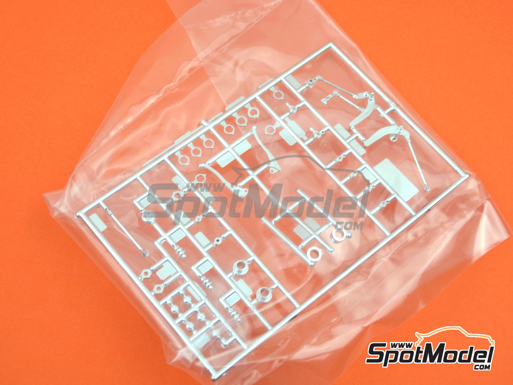 Image 20: Suzuki RG500 XR27 Equipo Heron patrocinado por Forward Trust - Campeonato del Mundo de Motociclismo 1978 | Maqueta de moto en escala&nbsp;1/9 fabricado por Italeri (ref.&nbsp;4644, tambien 8001283046442 y 4644S)