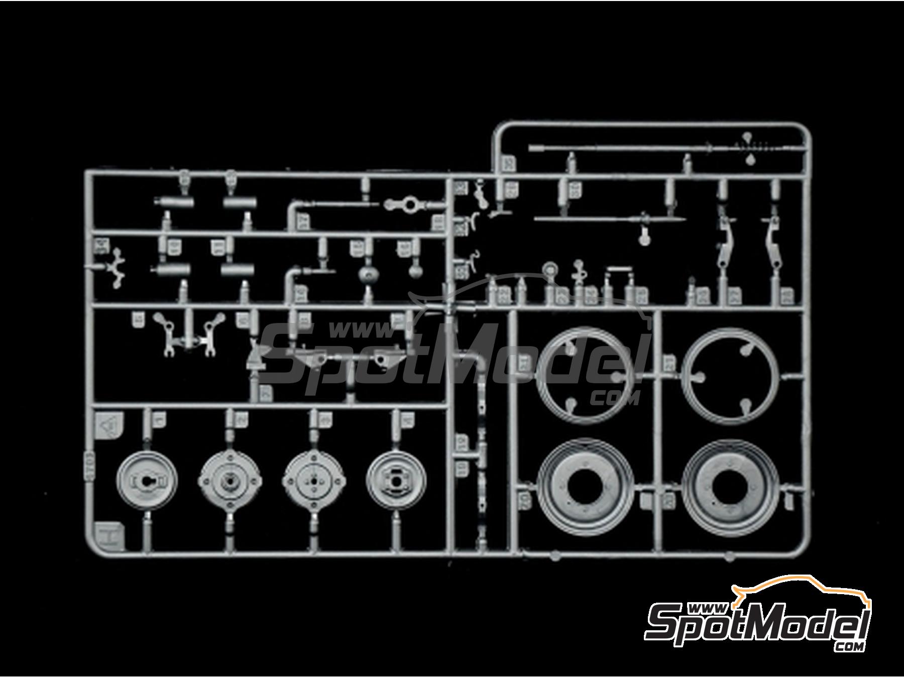 Image 23: Fiat 500 F | Car scale model kit in 1/12 scale manufactured by Italeri (ref.&nbsp;4703, also 8001283047036)