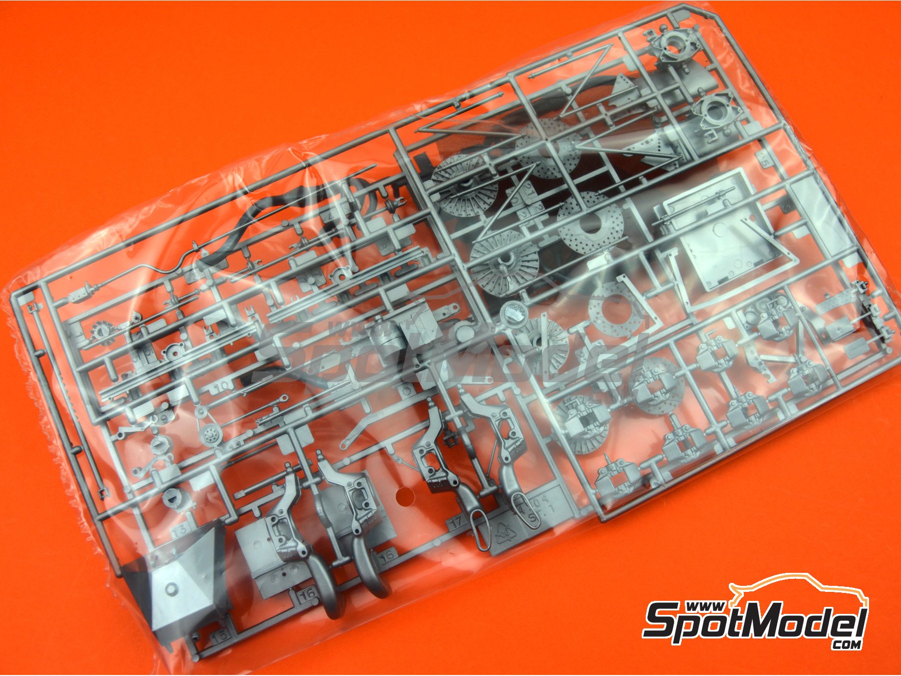 Image 19: Alfa Romeo 179 and 179C Marlboro - FIA Formula 1 World Championship 1979, 1980 and 1981 | Model car kit in 1/12 scale manufactured by Italeri (ref.&nbsp;4704)