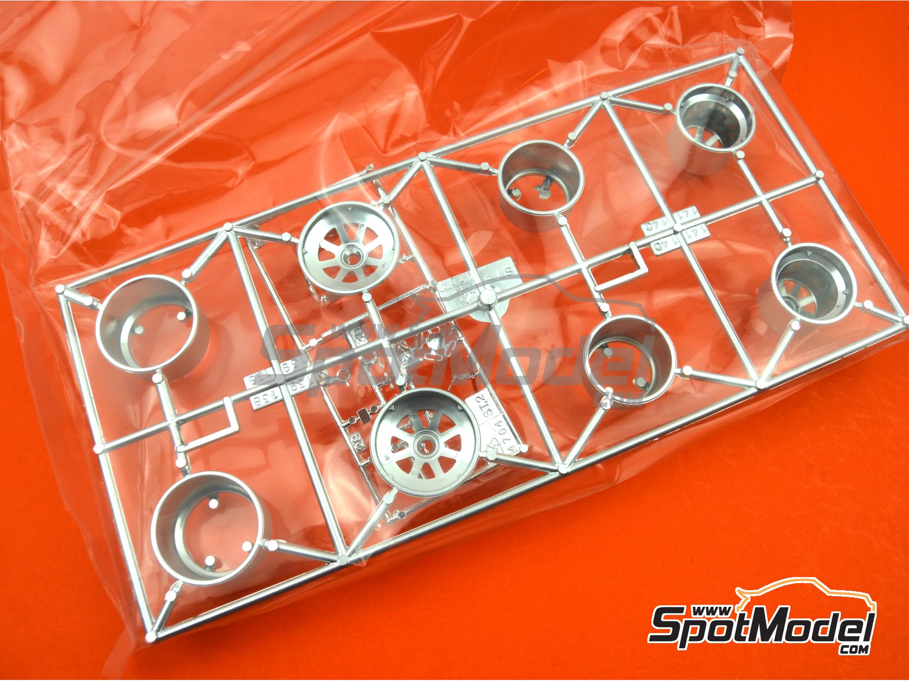 Image 26: Alfa Romeo 179 and 179C Marlboro - FIA Formula 1 World Championship 1979, 1980 and 1981 | Model car kit in 1/12 scale manufactured by Italeri (ref.&nbsp;4704)