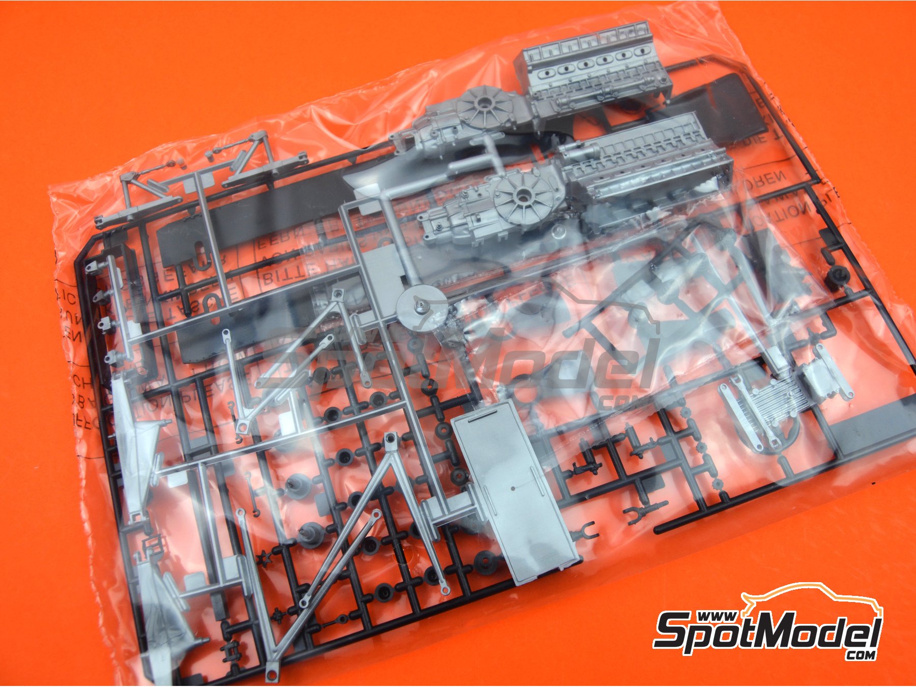 Image 28: Alfa Romeo 179 and 179C Marlboro - FIA Formula 1 World Championship 1979, 1980 and 1981 | Model car kit in 1/12 scale manufactured by Italeri (ref.&nbsp;4704)