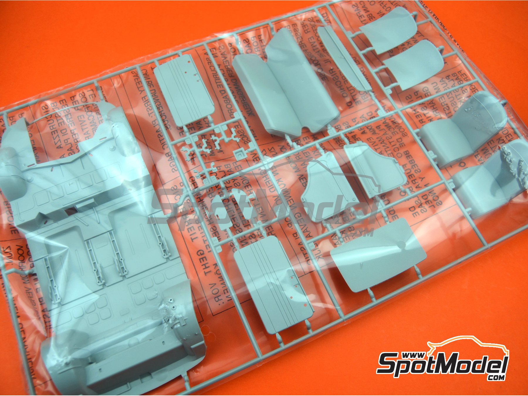 Image 9: Fiat Abarth 695 SS Assetto Corsa | Car scale model kit in 1/12 scale manufactured by Italeri (ref.&nbsp;4705, also 8001283047050, ITA4705 and IT4705)