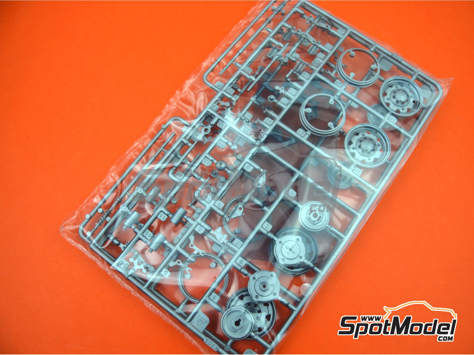 Image 10: Fiat Abarth 695 SS Assetto Corsa | Car scale model kit in 1/12 scale manufactured by Italeri (ref.&nbsp;4705, also 8001283047050, ITA4705 and IT4705)