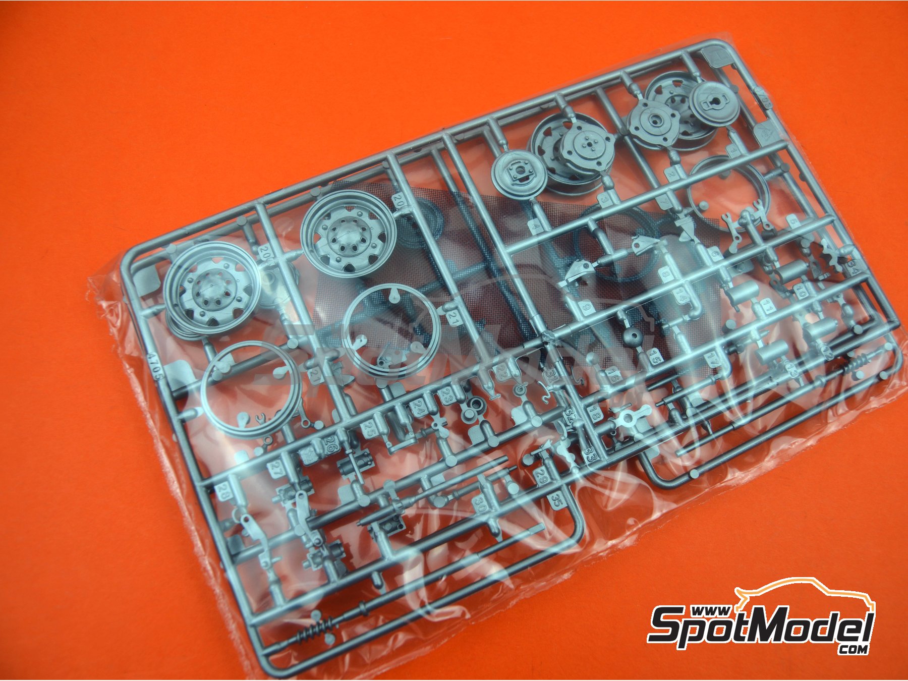 Image 11: Fiat Abarth 695 SS Assetto Corsa | Car scale model kit in 1/12 scale manufactured by Italeri (ref.&nbsp;4705, also 8001283047050, ITA4705 and IT4705)