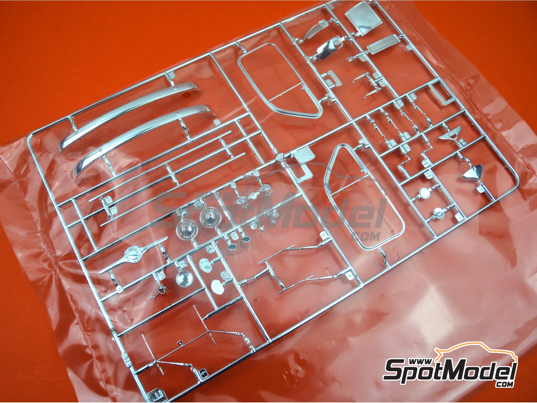 Image 13: Fiat Abarth 695 SS Assetto Corsa | Car scale model kit in 1/12 scale manufactured by Italeri (ref.&nbsp;4705, also 8001283047050, ITA4705 and IT4705)
