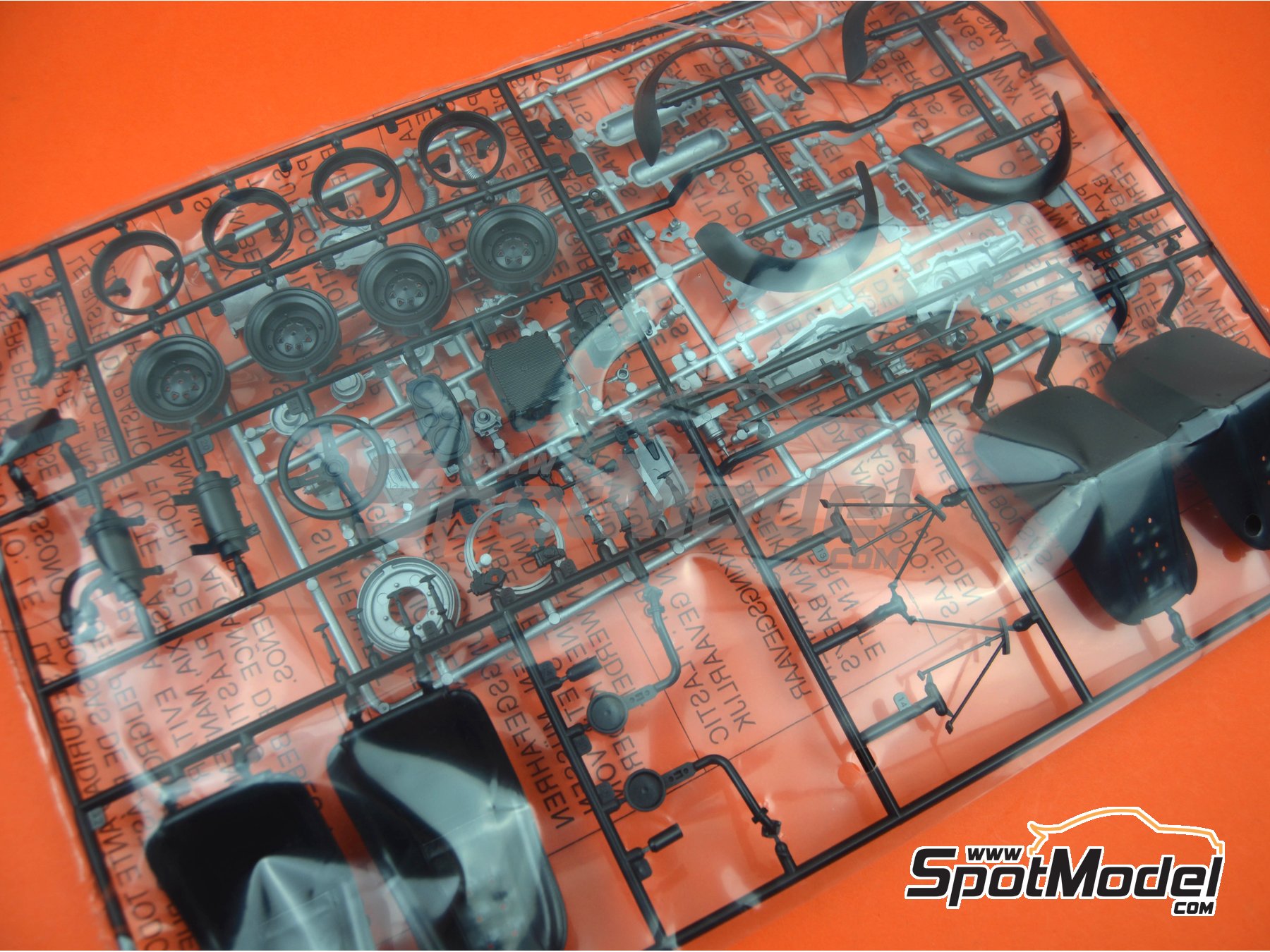 Image 14: Fiat Abarth 695 SS Assetto Corsa | Car scale model kit in 1/12 scale manufactured by Italeri (ref.&nbsp;4705, also 8001283047050, ITA4705 and IT4705)