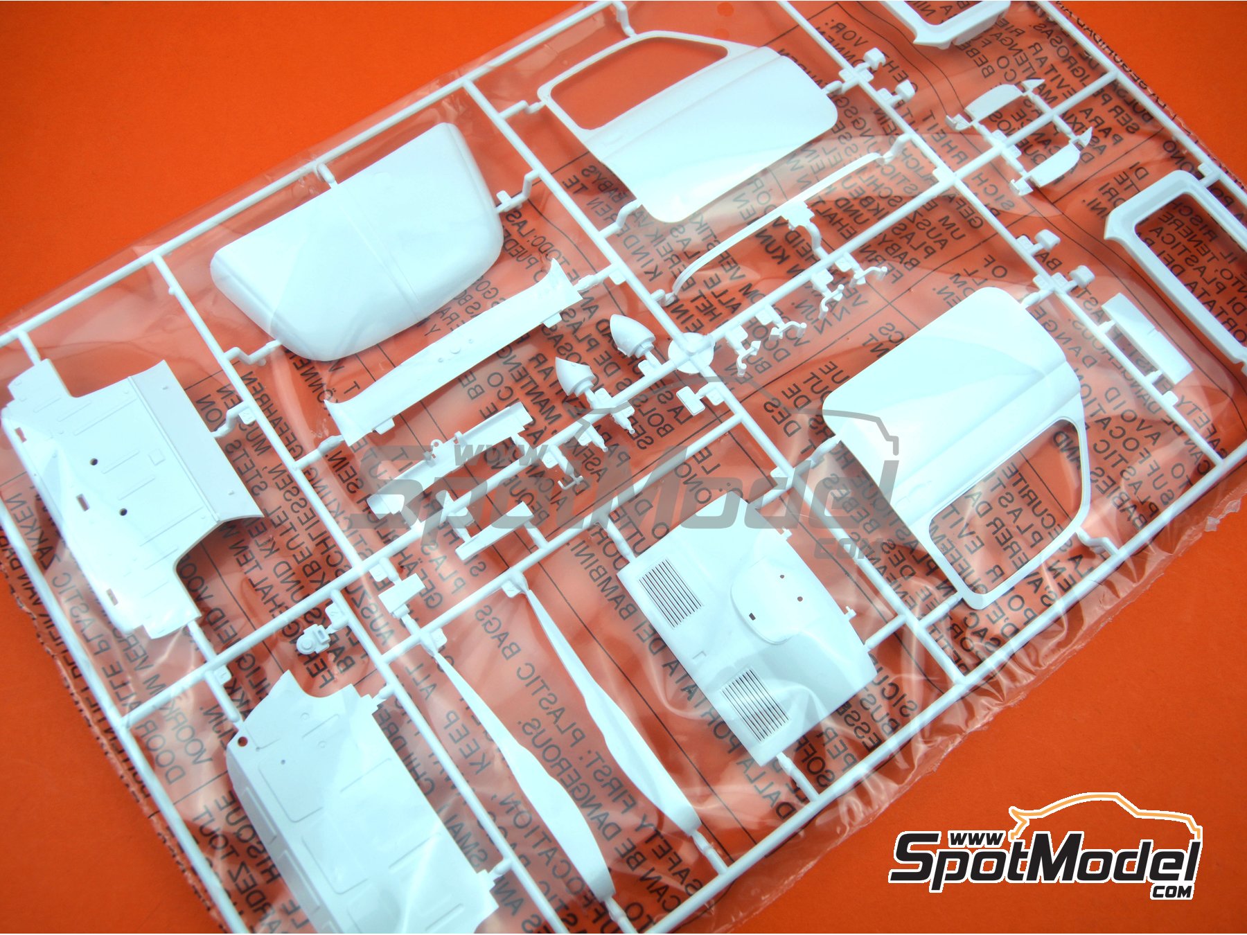 Image 15: Fiat Abarth 695 SS Assetto Corsa | Car scale model kit in 1/12 scale manufactured by Italeri (ref.&nbsp;4705, also 8001283047050, ITA4705 and IT4705)