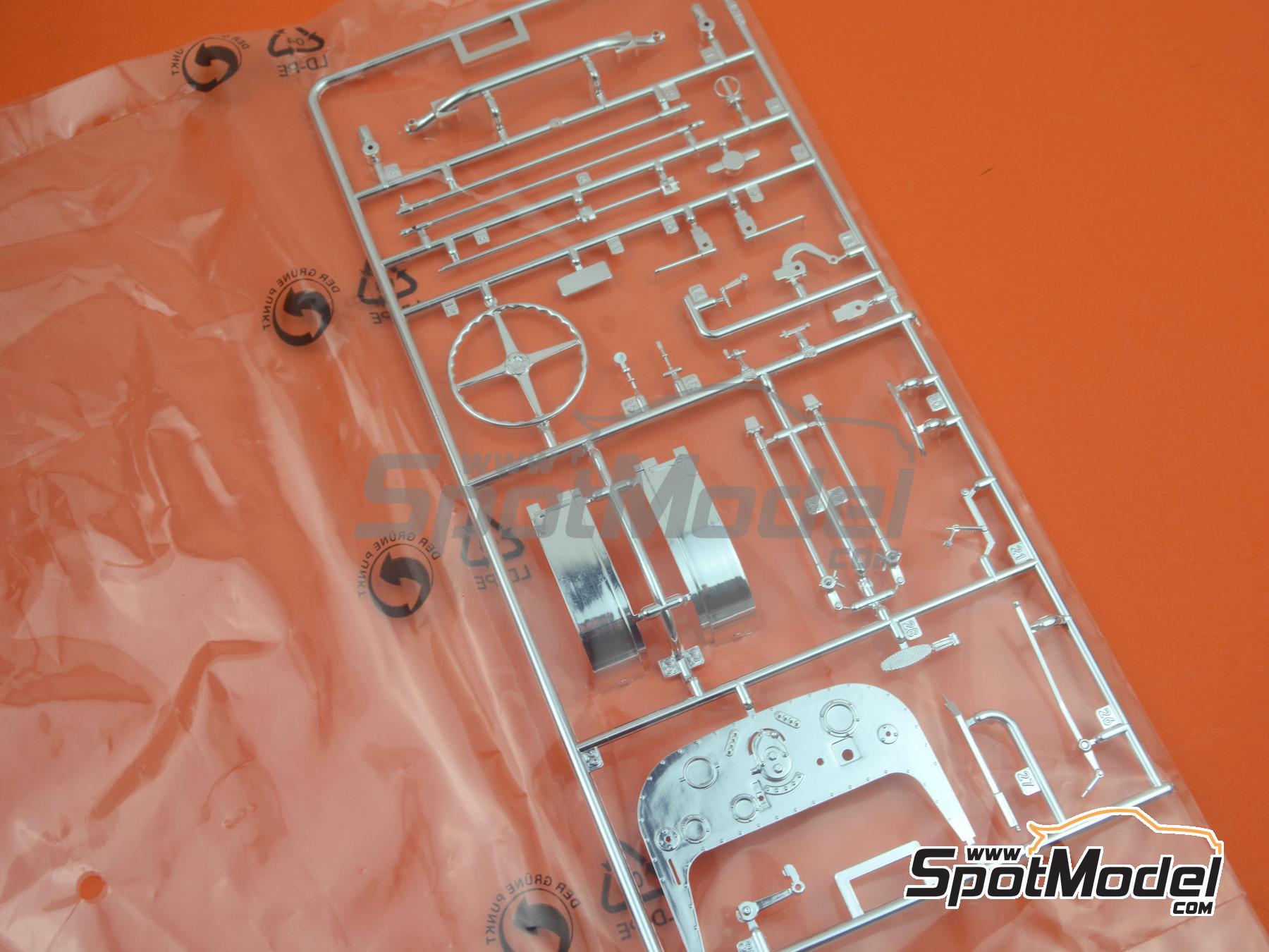 Image 33: Bugatti Type 35B - Monaco Grand Prix 1929 and 1930 | Car scale model kit in 1/12 scale manufactured by Italeri (ref.&nbsp;4710, also 8001283047104)