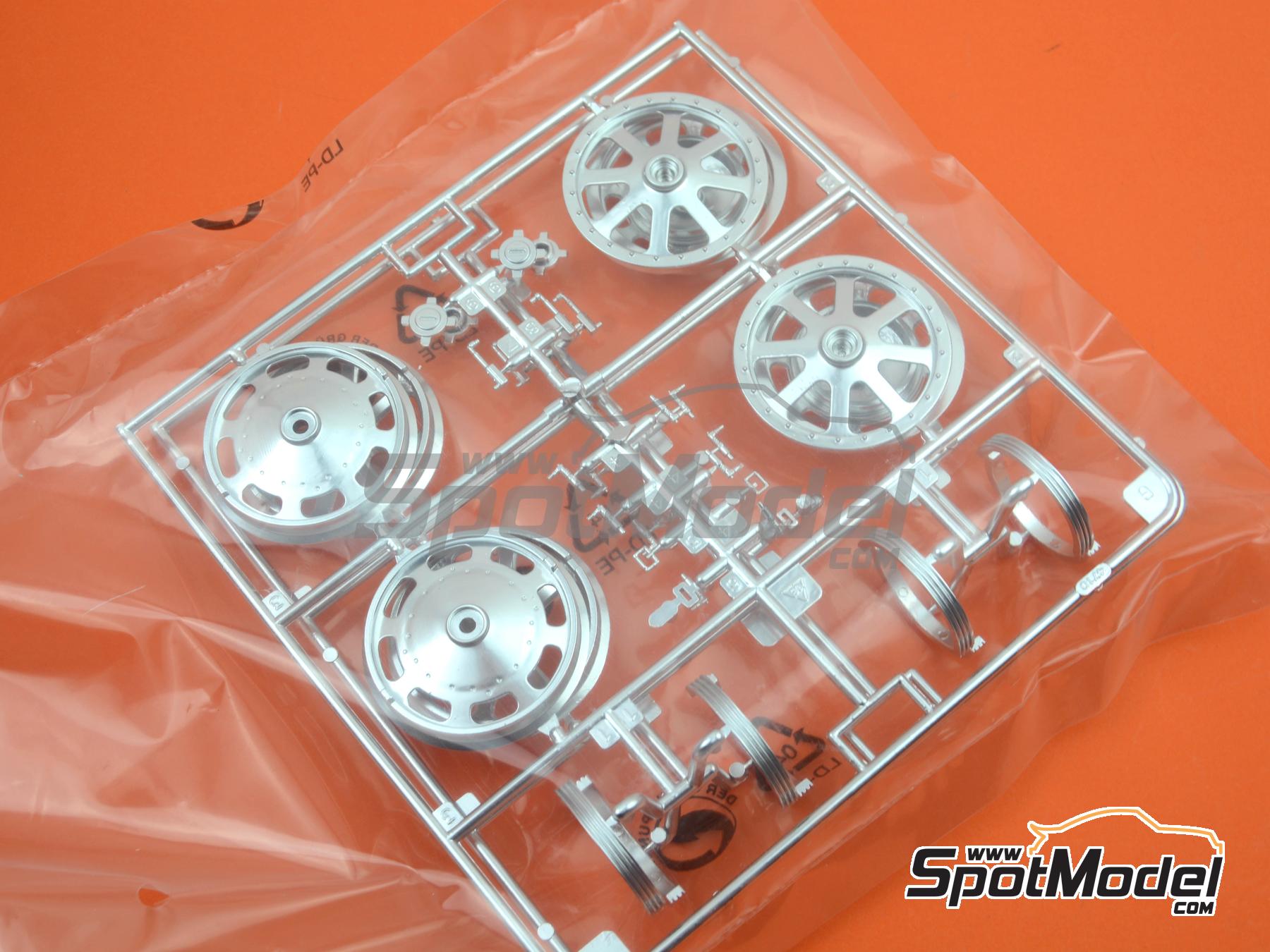 Image 34: Bugatti Type 35B - Monaco Grand Prix 1929 and 1930 | Car scale model kit in 1/12 scale manufactured by Italeri (ref.&nbsp;4710, also 8001283047104)