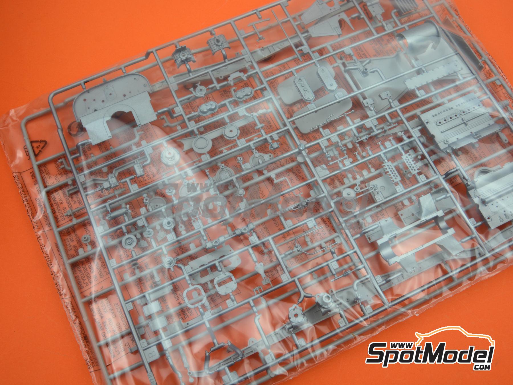 Image 36: Bugatti Type 35B - Monaco Grand Prix 1929 and 1930 | Car scale model kit in 1/12 scale manufactured by Italeri (ref.&nbsp;4710, also 8001283047104)