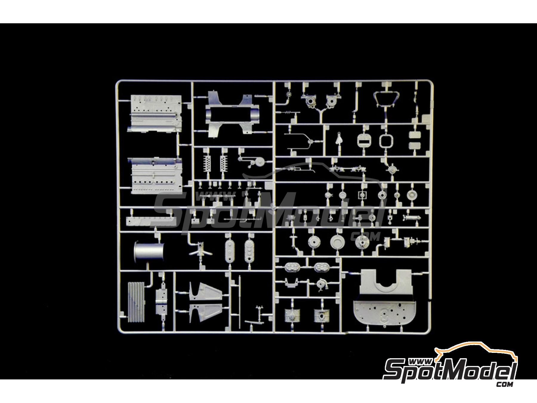Image 12: Bugatti 35B Roadster -  1930 | Car scale model kit in 1/12 scale manufactured by Italeri (ref.&nbsp;4713, also 8001283047135)