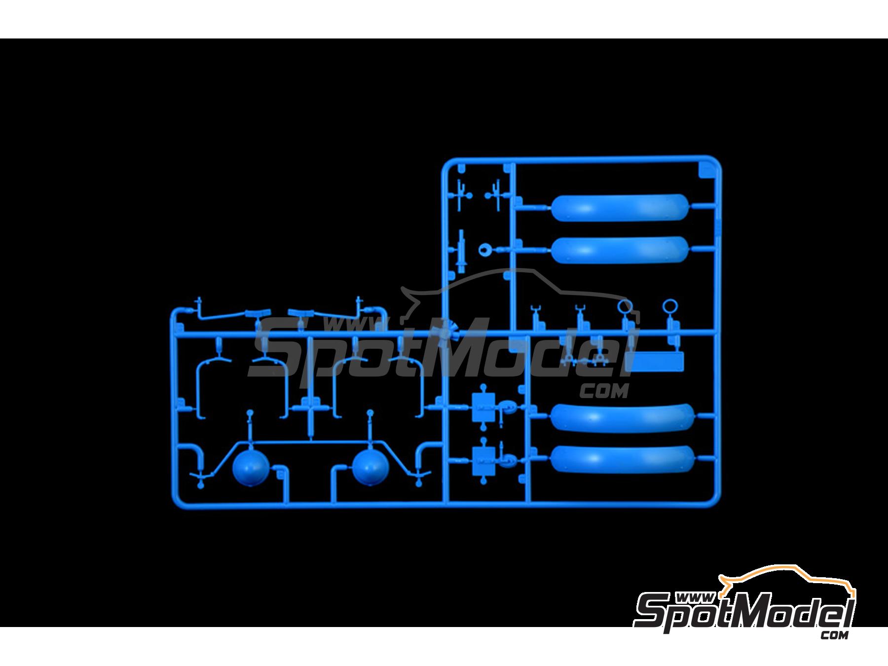 Image 20: Bugatti 35B Roadster -  1930 | Car scale model kit in 1/12 scale manufactured by Italeri (ref.&nbsp;4713, also 8001283047135)