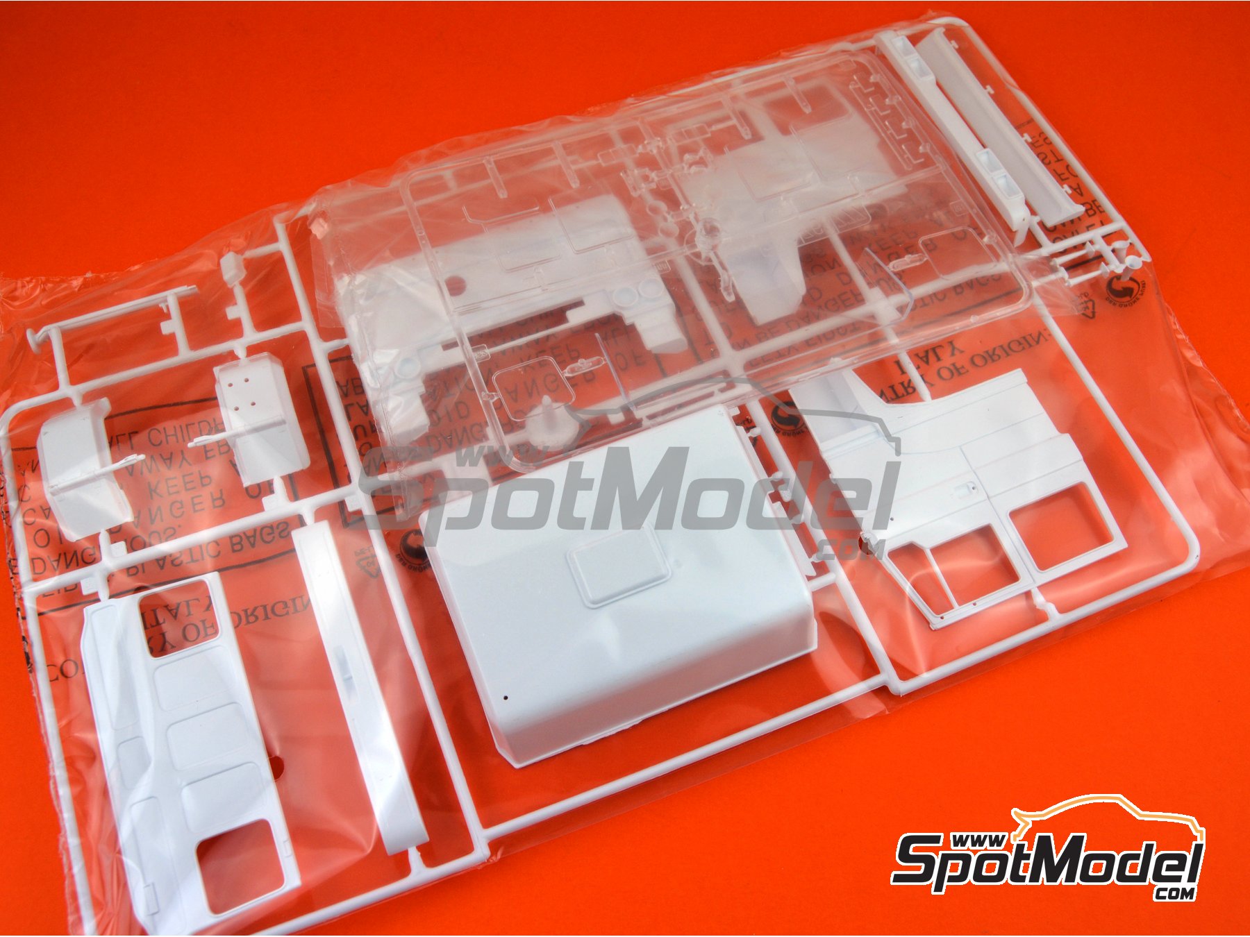 Image 2: DAF 3600 Space Cab | Model truck kit in 1/24 scale manufactured by Italeri (ref.&nbsp;777)