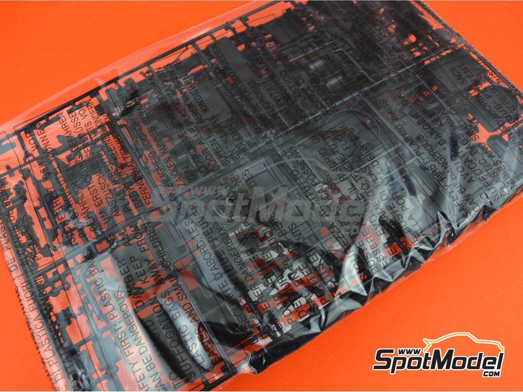 Image 4: DAF 3600 Space Cab | Model truck kit in 1/24 scale manufactured by Italeri (ref.&nbsp;777)