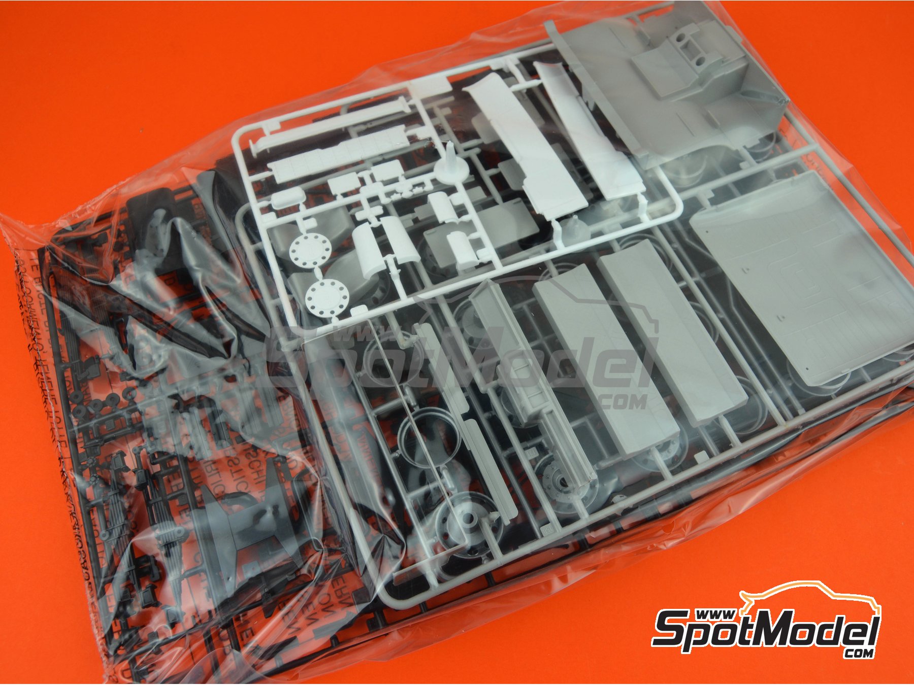 Image 5: DAF 3600 Space Cab | Model truck kit in 1/24 scale manufactured by Italeri (ref.&nbsp;777)