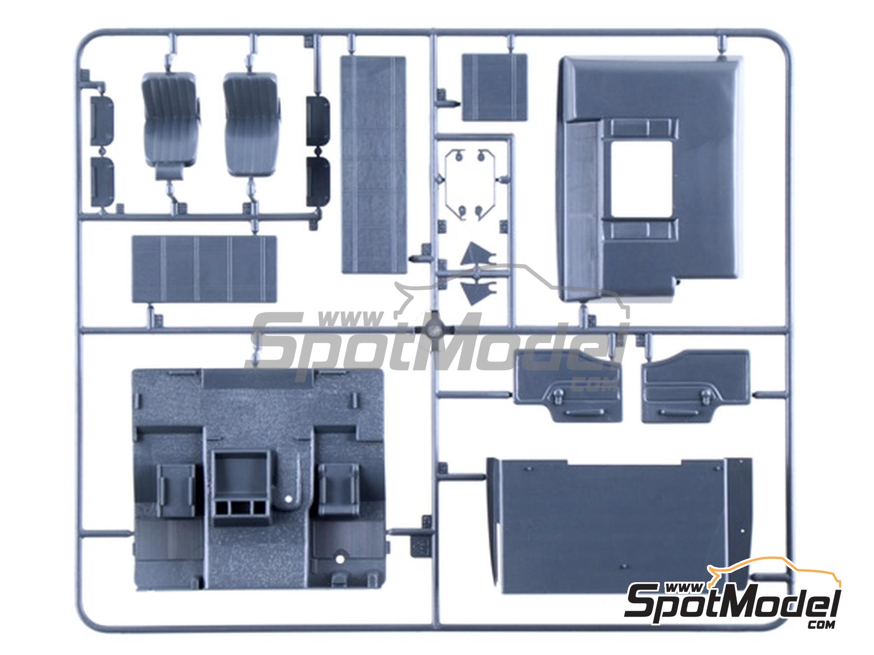 Image 9: Mercedes-Benz Wrecker Truck | Truck scale model kit in 1/24 scale manufactured by Italeri (ref.&nbsp;93808)