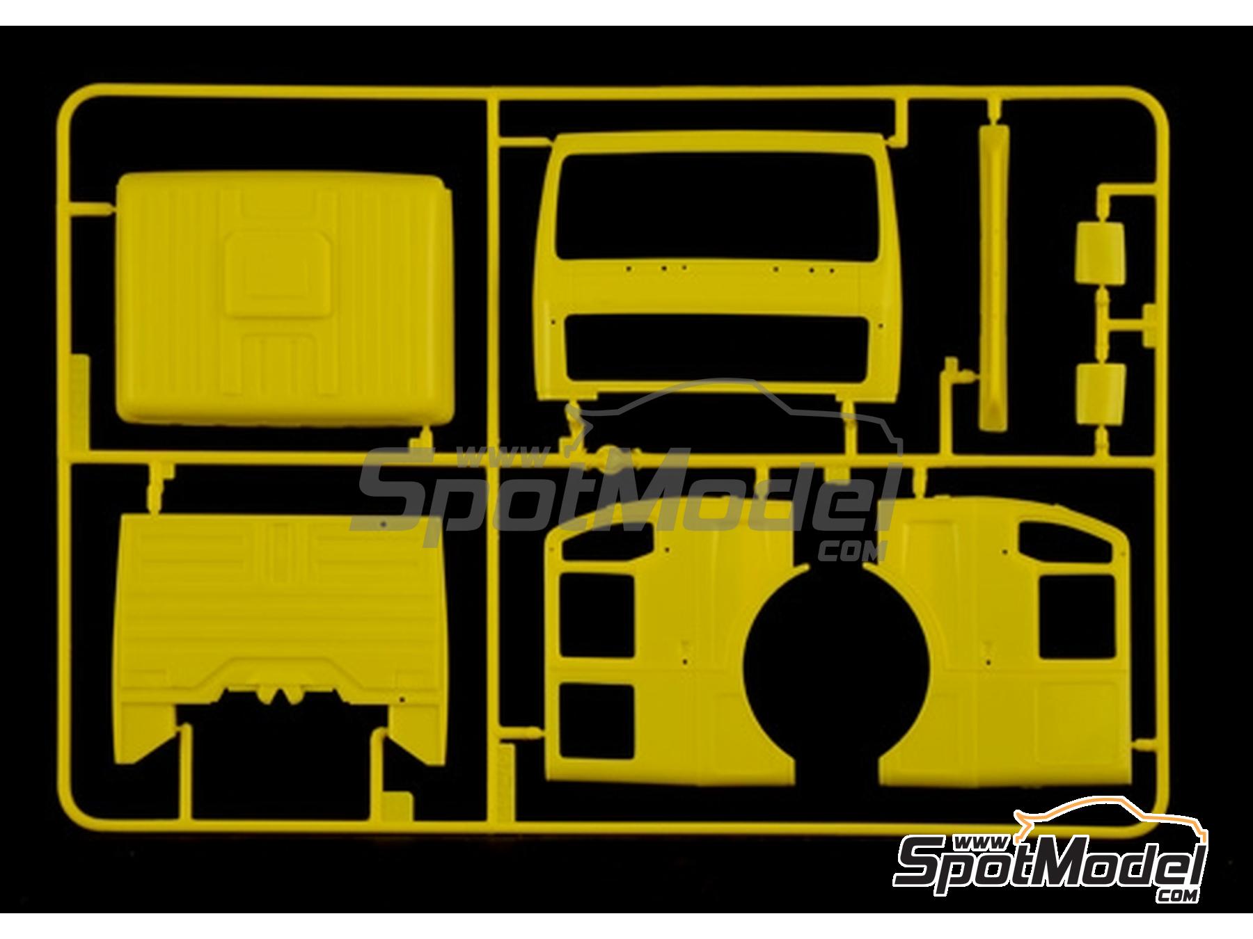 Image 10: Mercedes-Benz Wrecker Truck | Truck scale model kit in 1/24 scale manufactured by Italeri (ref.&nbsp;93808)