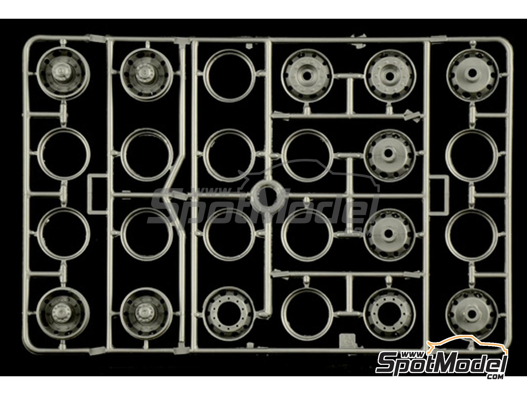 Image 13: Mercedes-Benz Wrecker Truck | Truck scale model kit in 1/24 scale manufactured by Italeri (ref.&nbsp;93808)